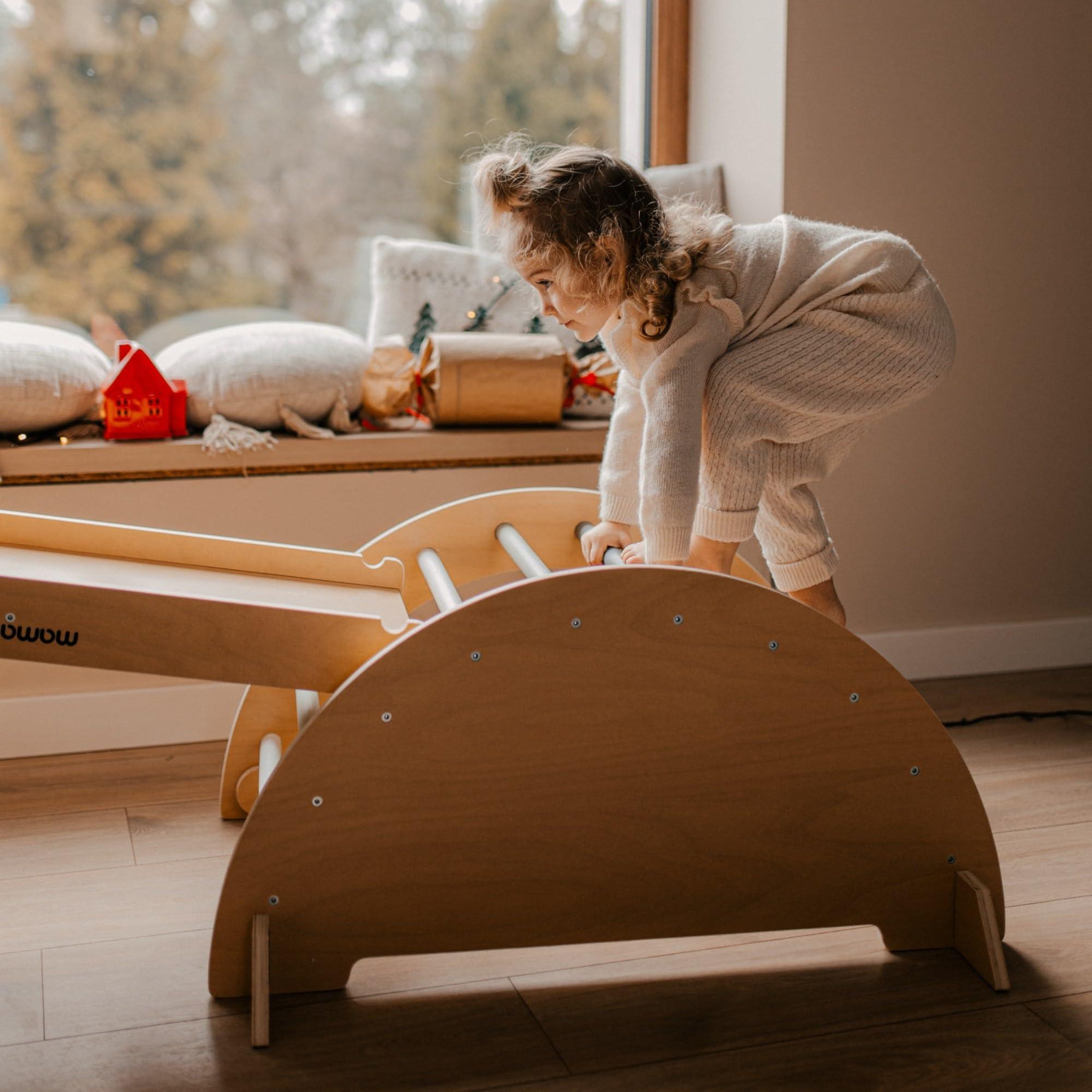 Voir la diapositive 3 : HYPERMOTION Aire de jeux Montessori Mamabrum 3-en-1 en bois avec triangle Pikler, arche et rampe