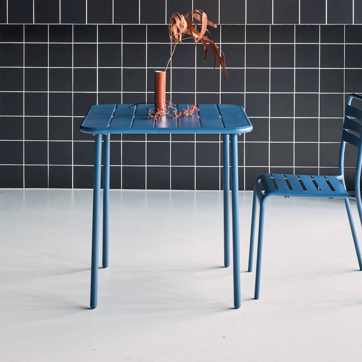 SWEEEK Table de jardin métal 2 places, Amelia 70 x 70cm