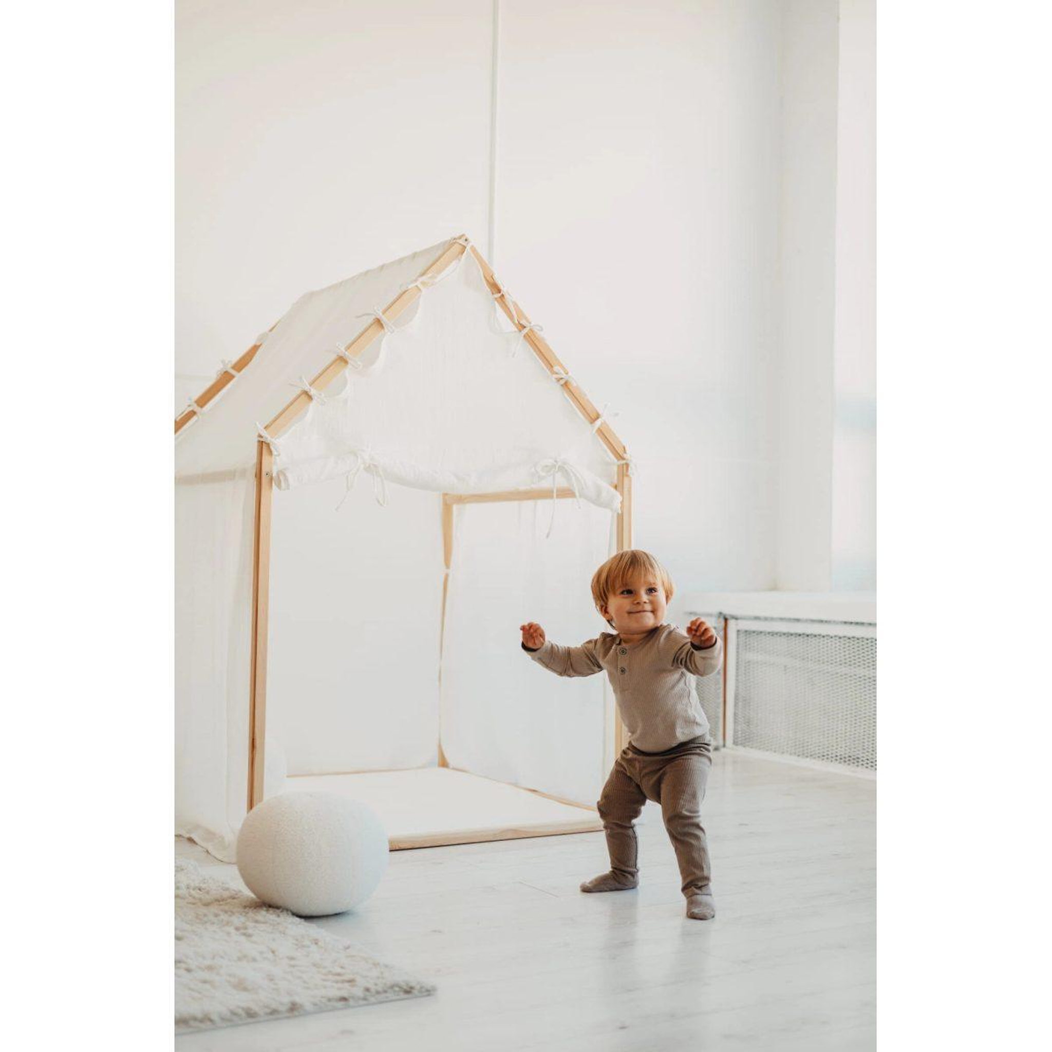 Voir la diapositive 2 : MONIO FOR KIDS Cabane de jeu en bois et mousseline 106 x 106 x 150 cm, store enroulable — Blanc