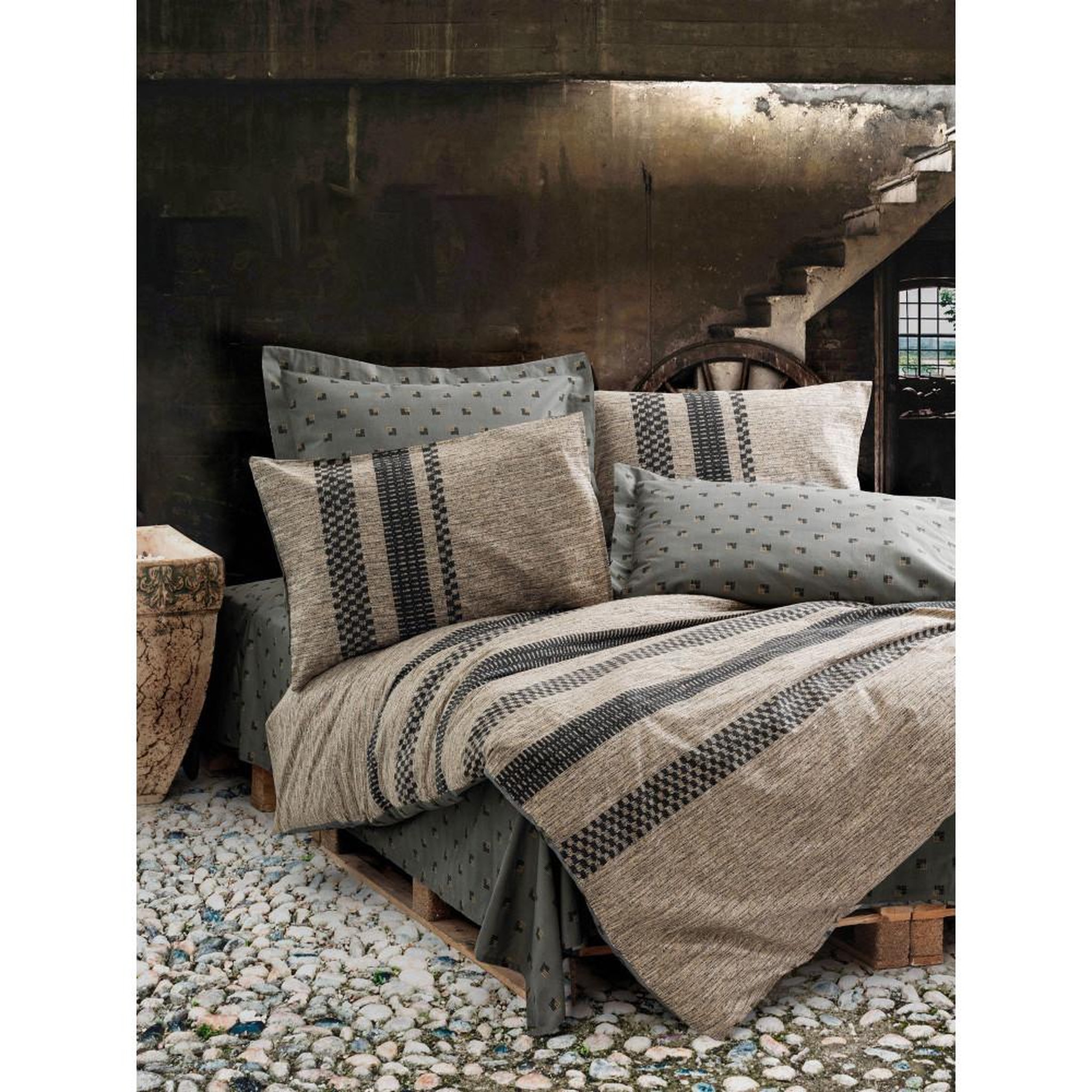 GENERIQUE Parure de lit - 1 housse de couette 140 x 200 cm + 2 taies d'oreiller 60 x 60 cm - 100% coton renforcé - Brun