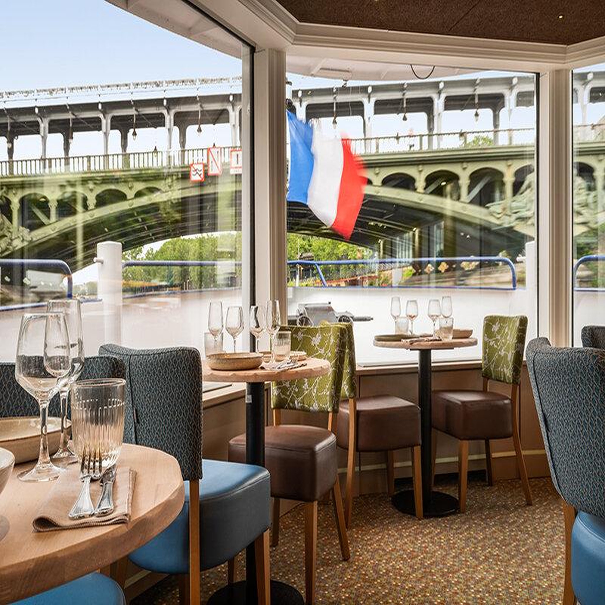 Voir la diapositive 2 : Smartbox Croisière sur la Seine : 1h30 avec brunch à bord du Capitaine Fracasse - Coffret Cadeau Multi-thèmes
