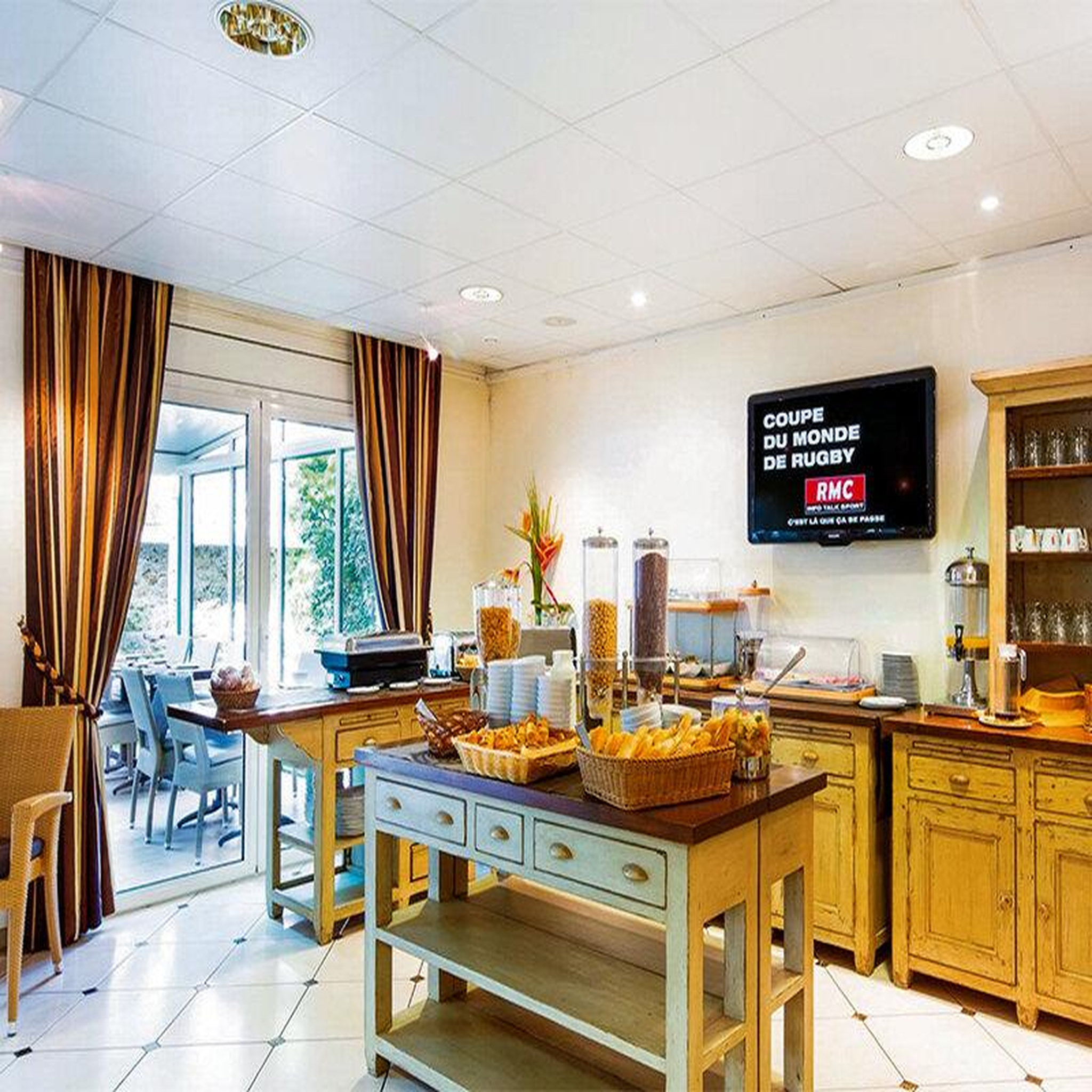 Voir la diapositive 3 : Smartbox 2 jours en appartement en hôtel 4* à deauville avec accès illimité à l'espace bien-être - coffret cadeau séjour