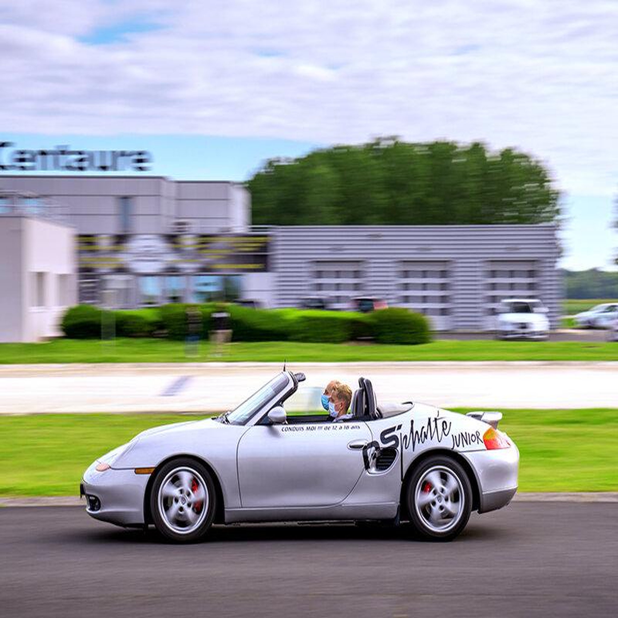Voir la diapositive 4 : Smartbox Pilotage pour enfant : 5 tours en Porsche Boxster - Coffret Cadeau Sport & Aventure
