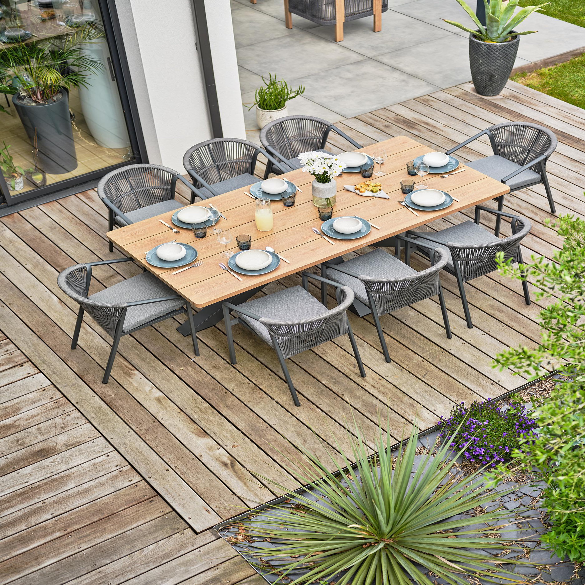 Voir la diapositive 2 : DCB GARDEN Ensemble repas de jardin (8 places)