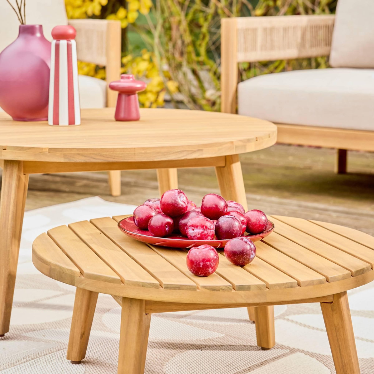 SWEEEK Salon de jardin bois d'acacia et cordes beige 4 places. tables rondes - Samos