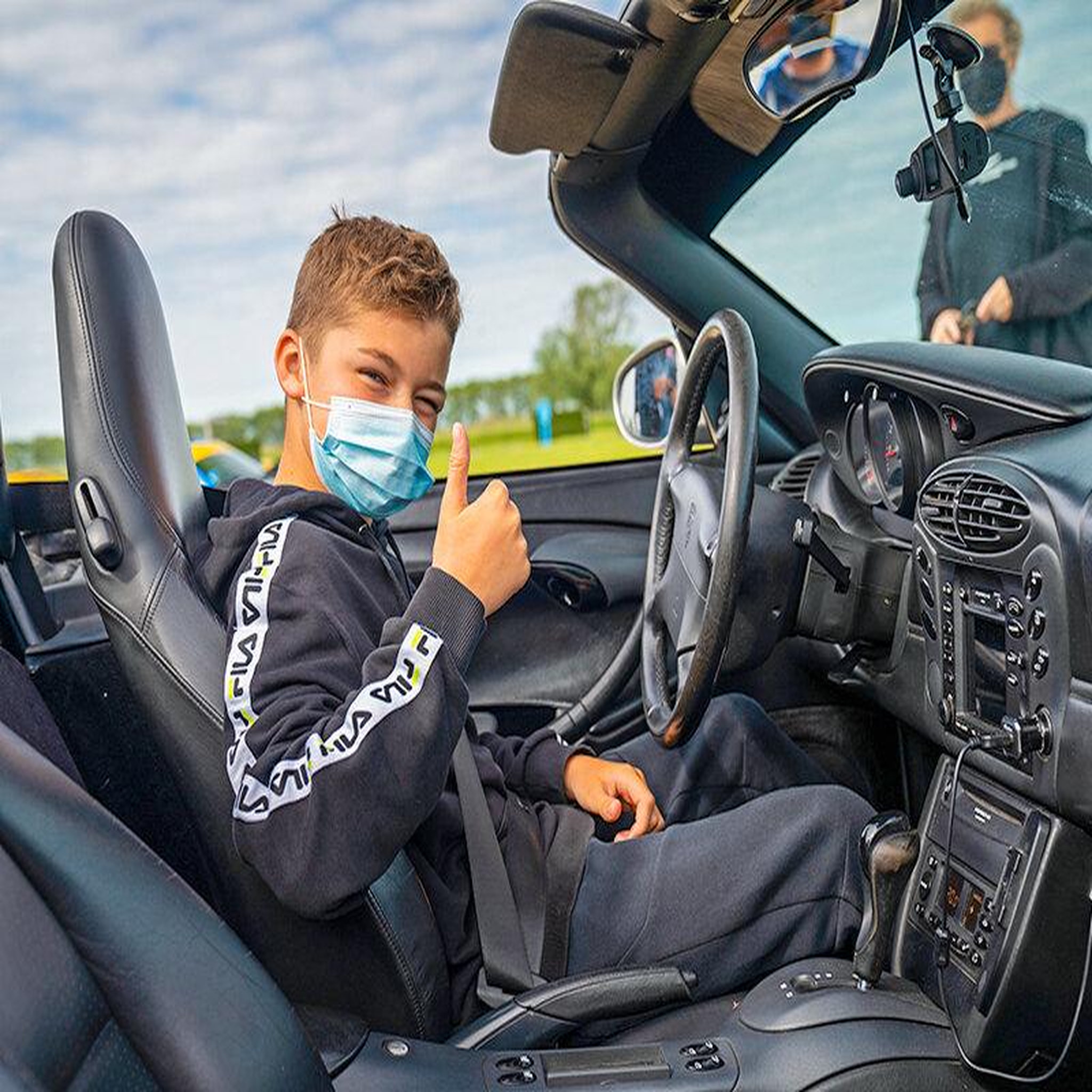 Voir la diapositive 3 : Smartbox Pilotage pour enfant : 2 tours en Porsche Boxster - Coffret Cadeau Sport & Aventure