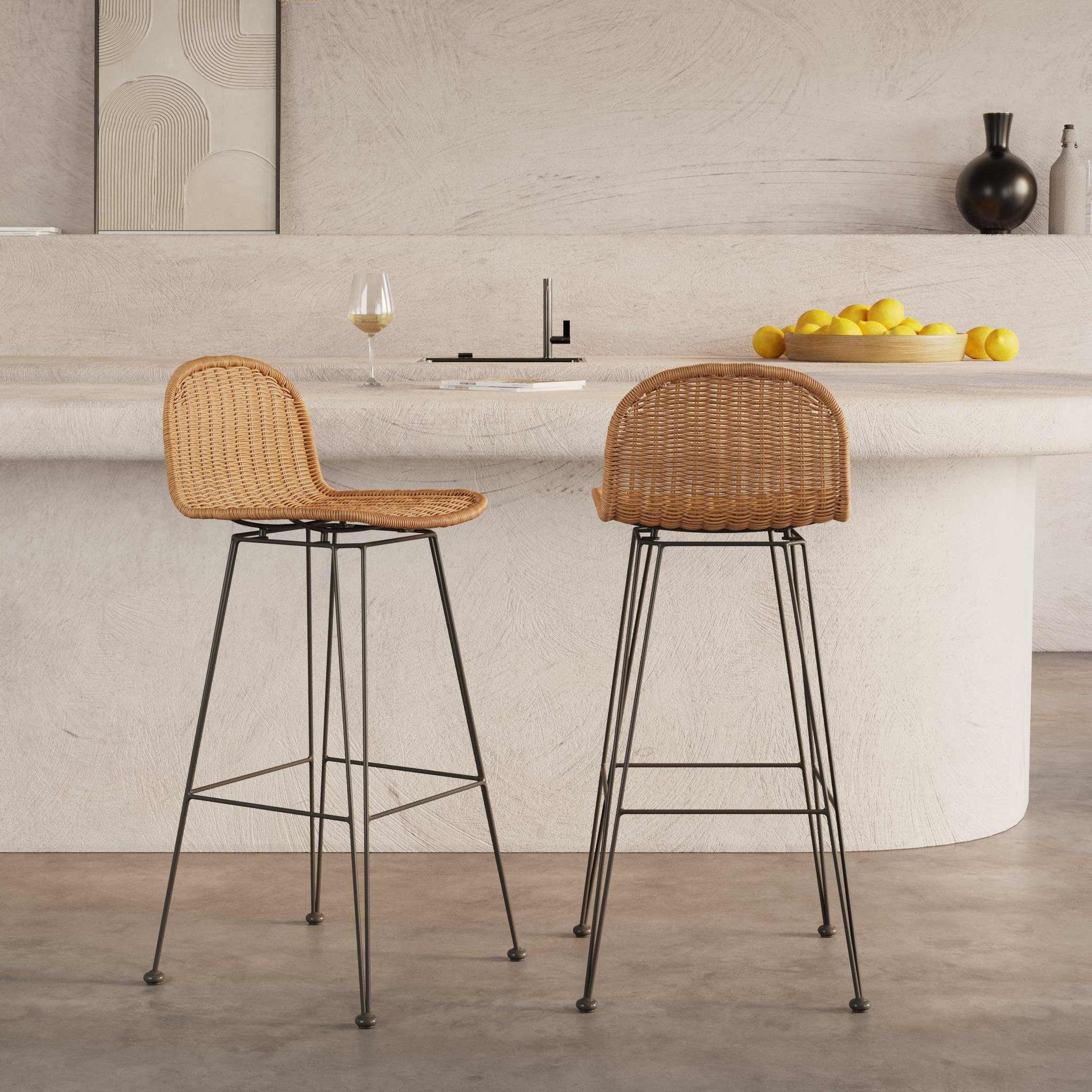 Voir la diapositive 2 : MAISON PAVANE Lot de 2 chaises de bar mi-hauteur 63 cm en résine tressée marron-jigani