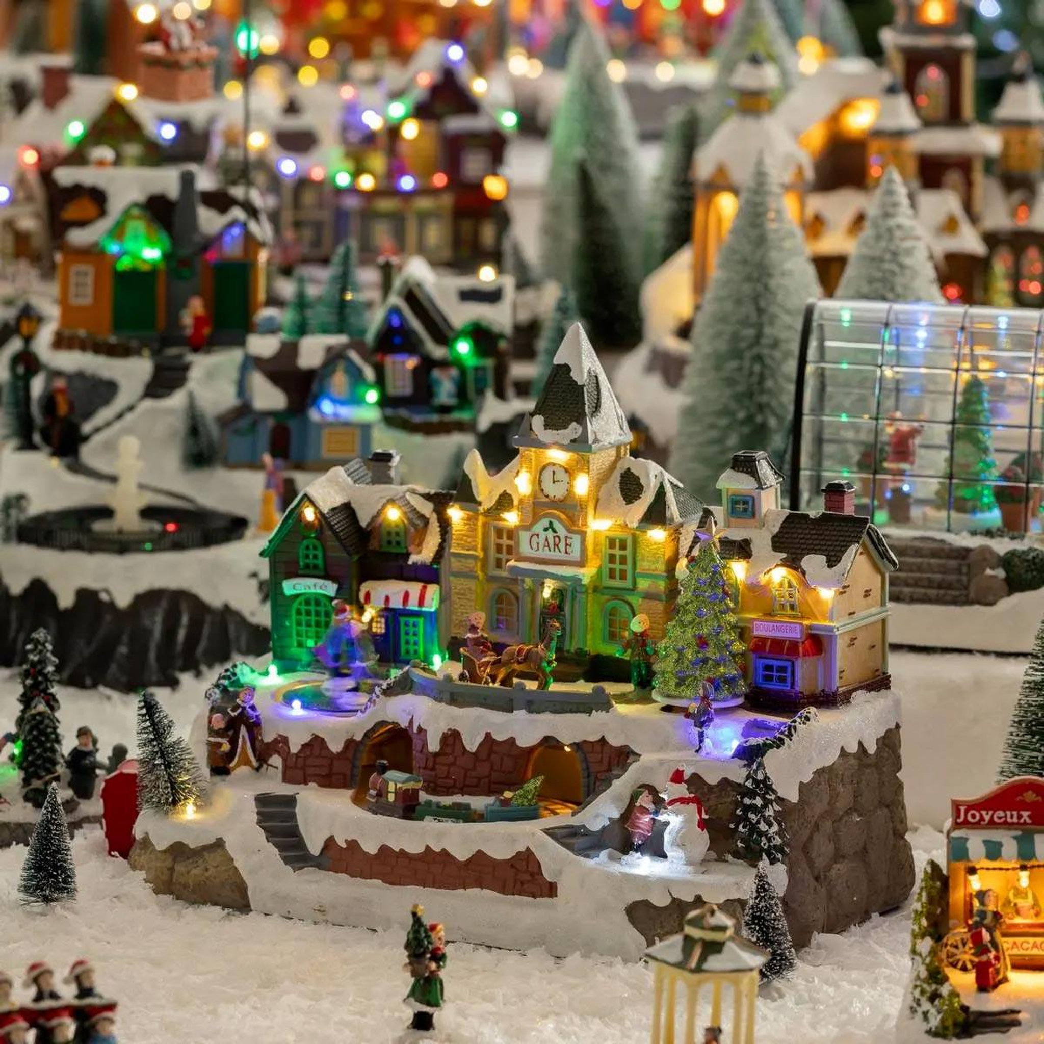 Voir la diapositive 2 : FEERIC LIGHT & CHRISTMAS Village de noël gare  square  35cm multicolore