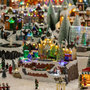 Voir la diapositive 2 : FEERIC LIGHT & CHRISTMAS Village de Noël Gare  Square  35cm Multicolore