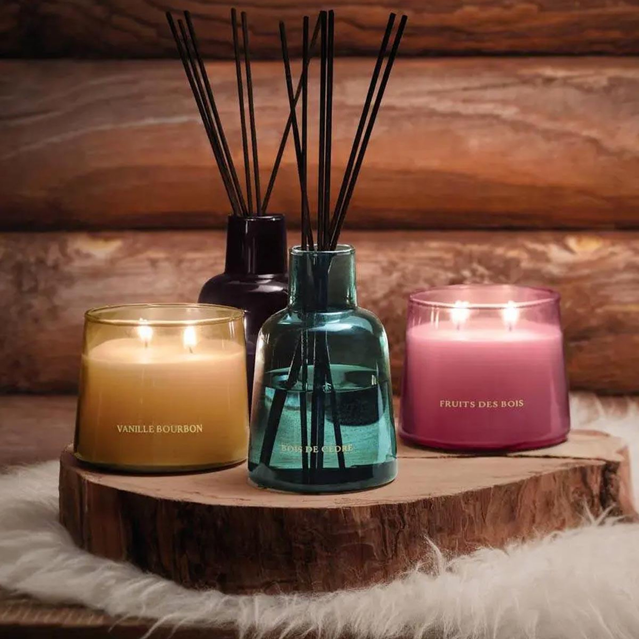 Voir la diapositive 2 : COMPTOIR DE LA BOUGIE Bougie parfumée en verre  bili  300g fruits des bois