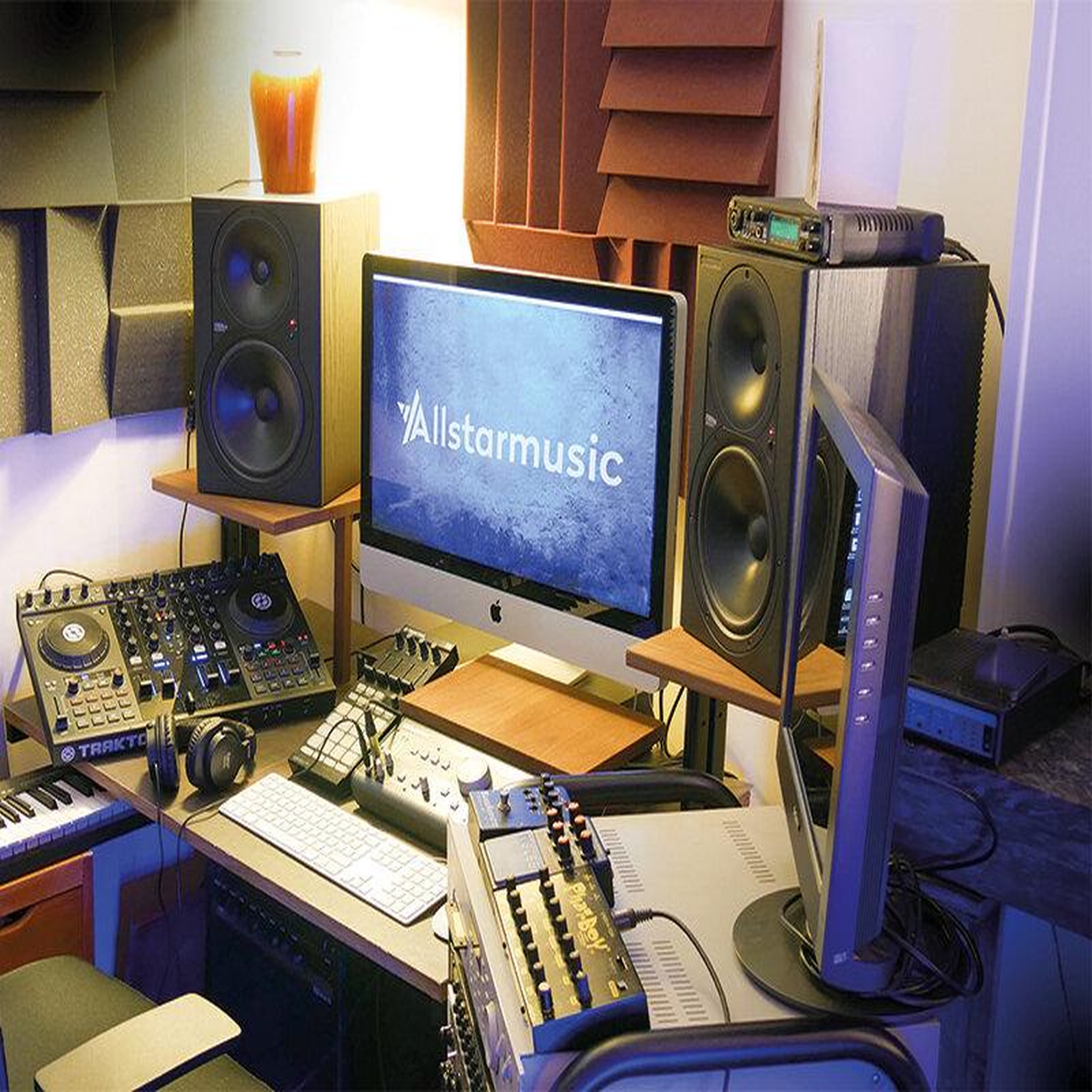 Voir la diapositive 2 : Smartbox Session de chant dans un studio d'enregistrement professionnel à paris - coffret cadeau sport & aventure