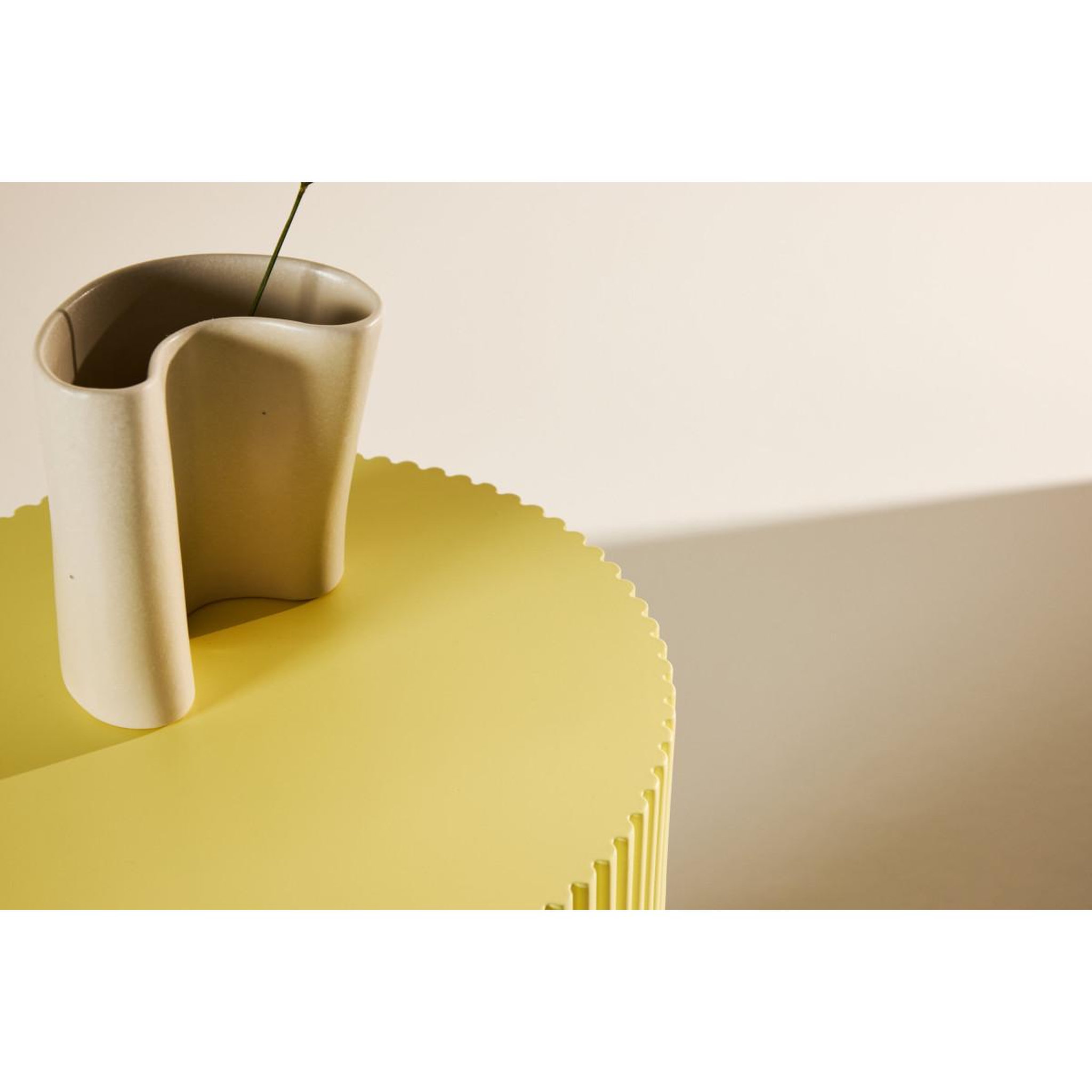 Voir la diapositive 4 : Paris Prix Table d'appoint nervurée  lenox  50cm jaune