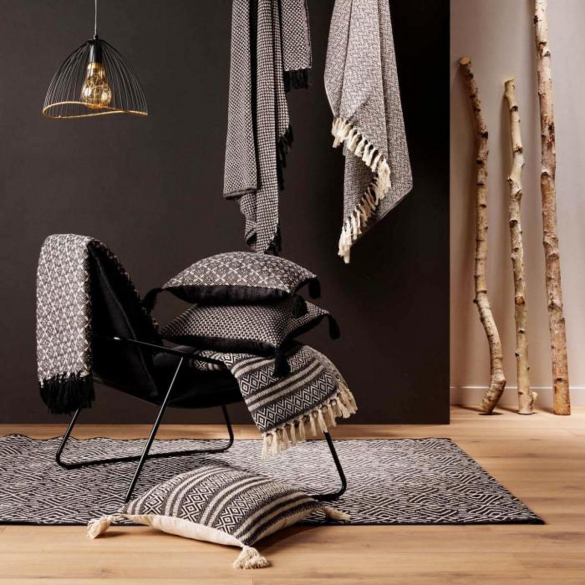 Paris Prix Coussin Déco à Pompons  Jennie  40x40cm Noir