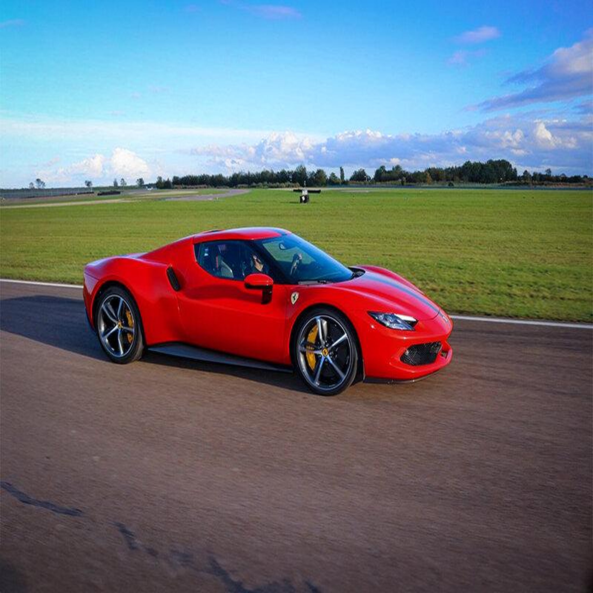 Voir la diapositive 4 : Smartbox Stage de pilotage : 3 tours sur le circuit de nogaro en ferrari 296 gtb - coffret cadeau sport & aventure