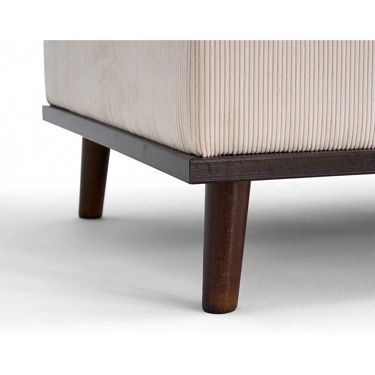 LISA DESIGN Albane - pouf en velours côtelé pieds bois foncé