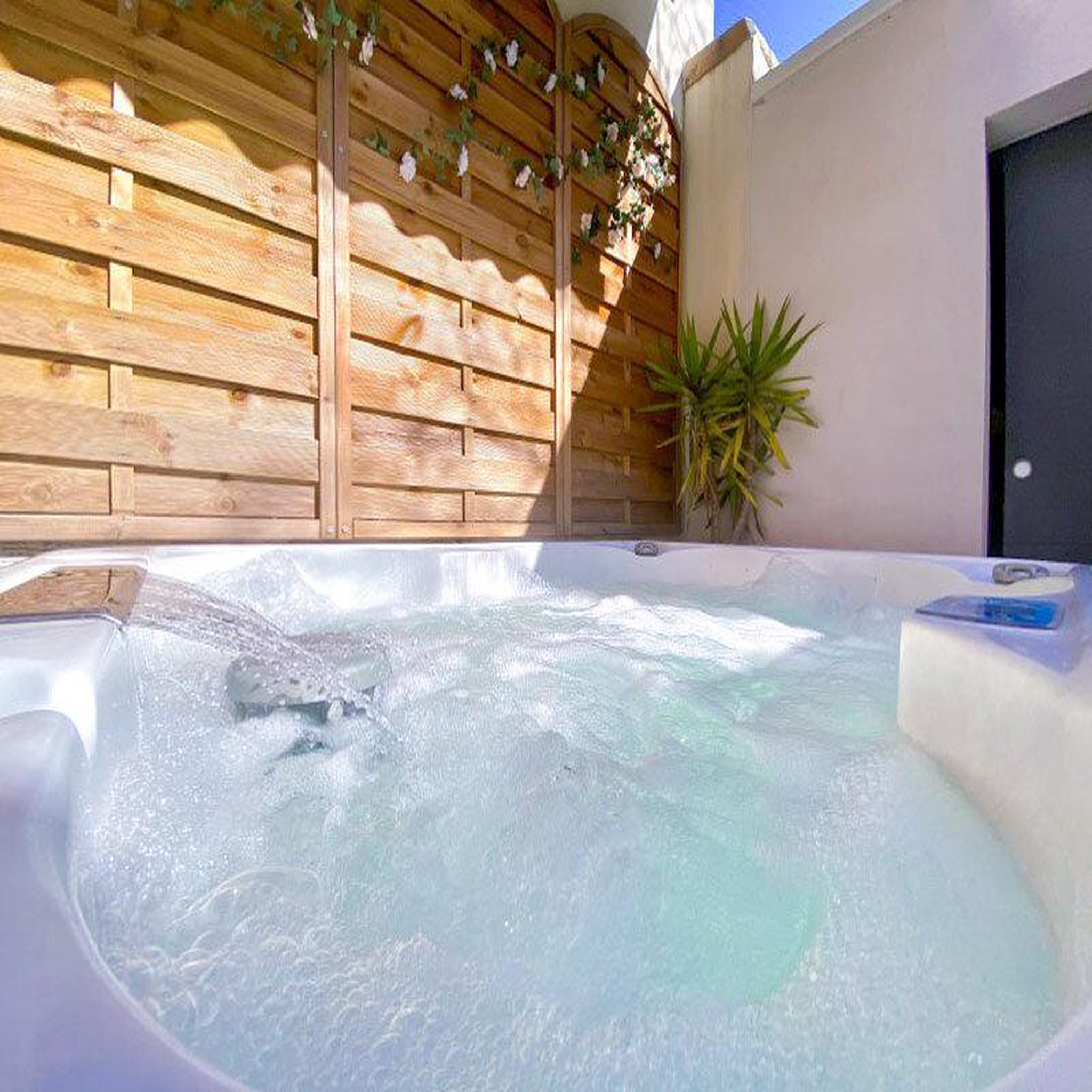 Voir la diapositive 3 : Smartbox 2 jours en hôtel en bord de mer avec accès privatif à l'espace bien-être au Cap d'Agde - Coffret Cadeau Séjour