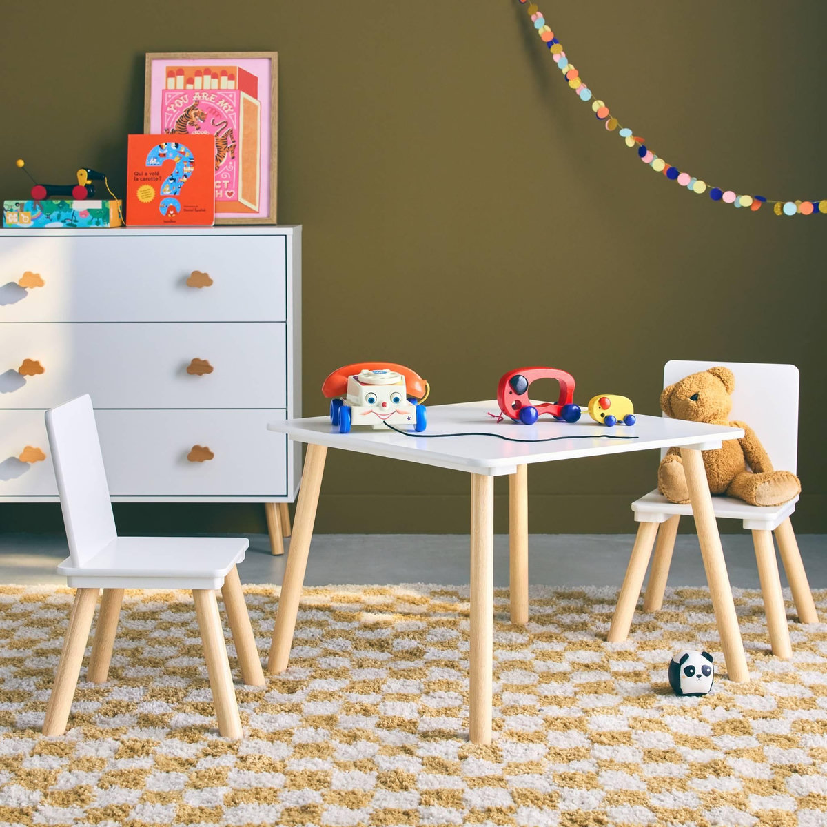 SWEEEK Table carrée enfant avec 2 chaises. pieds en pin. blanc