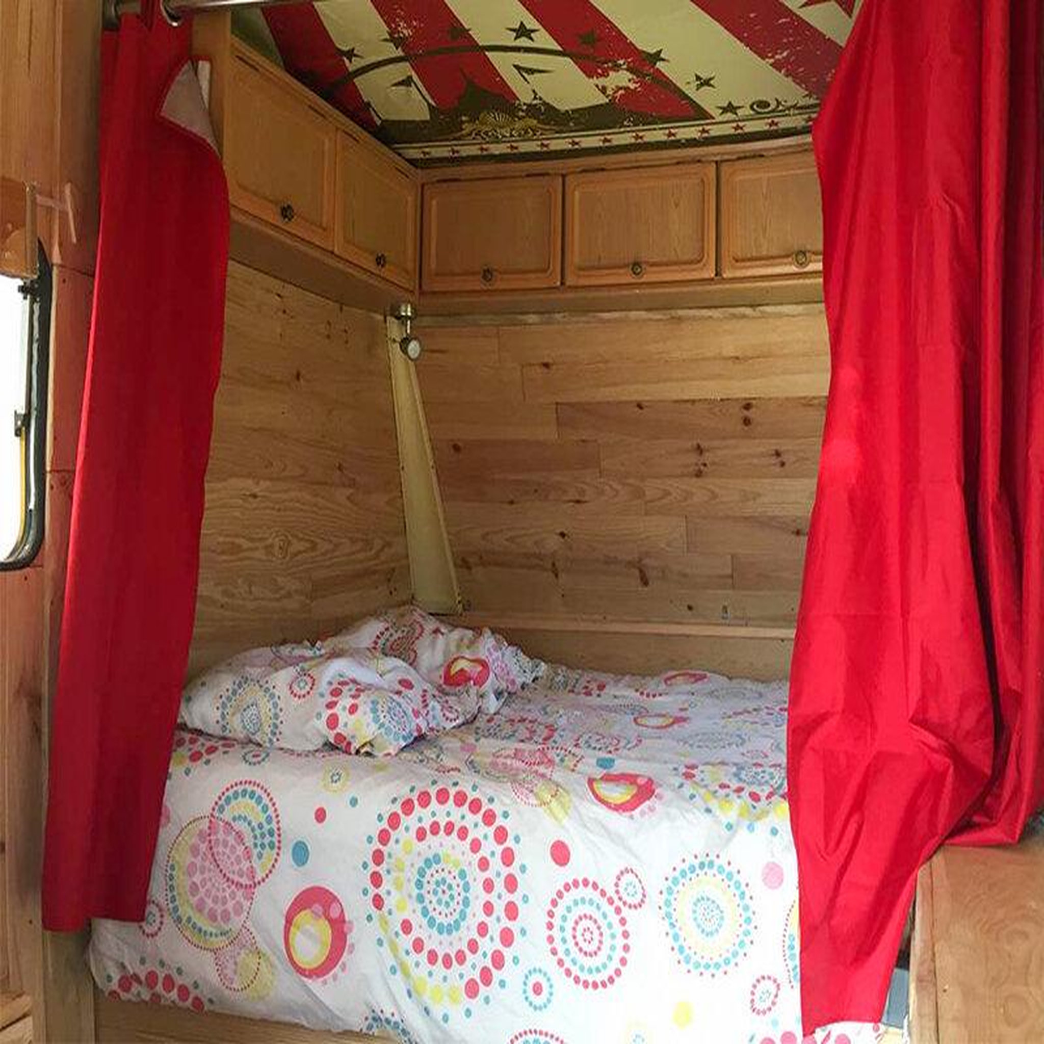 Voir la diapositive 3 : Smartbox Séjour insolite en famille : 2 jours en caravane circus près de montluçon - coffret cadeau séjour