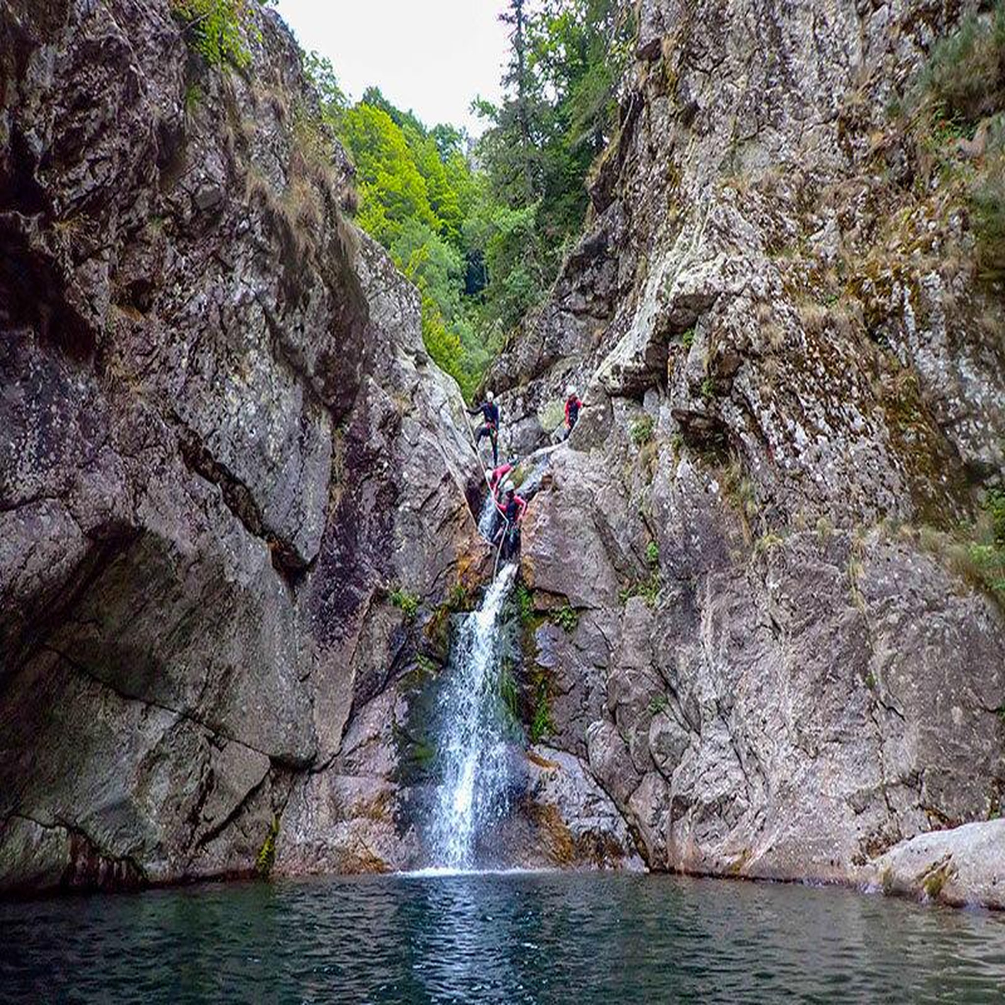 Voir la diapositive 4 : Smartbox Demi-journée de canyoning dans le parc naturel des monts d'ardèche pour 1 adulte et 1 enfant - coffret cadeau sport & aventure