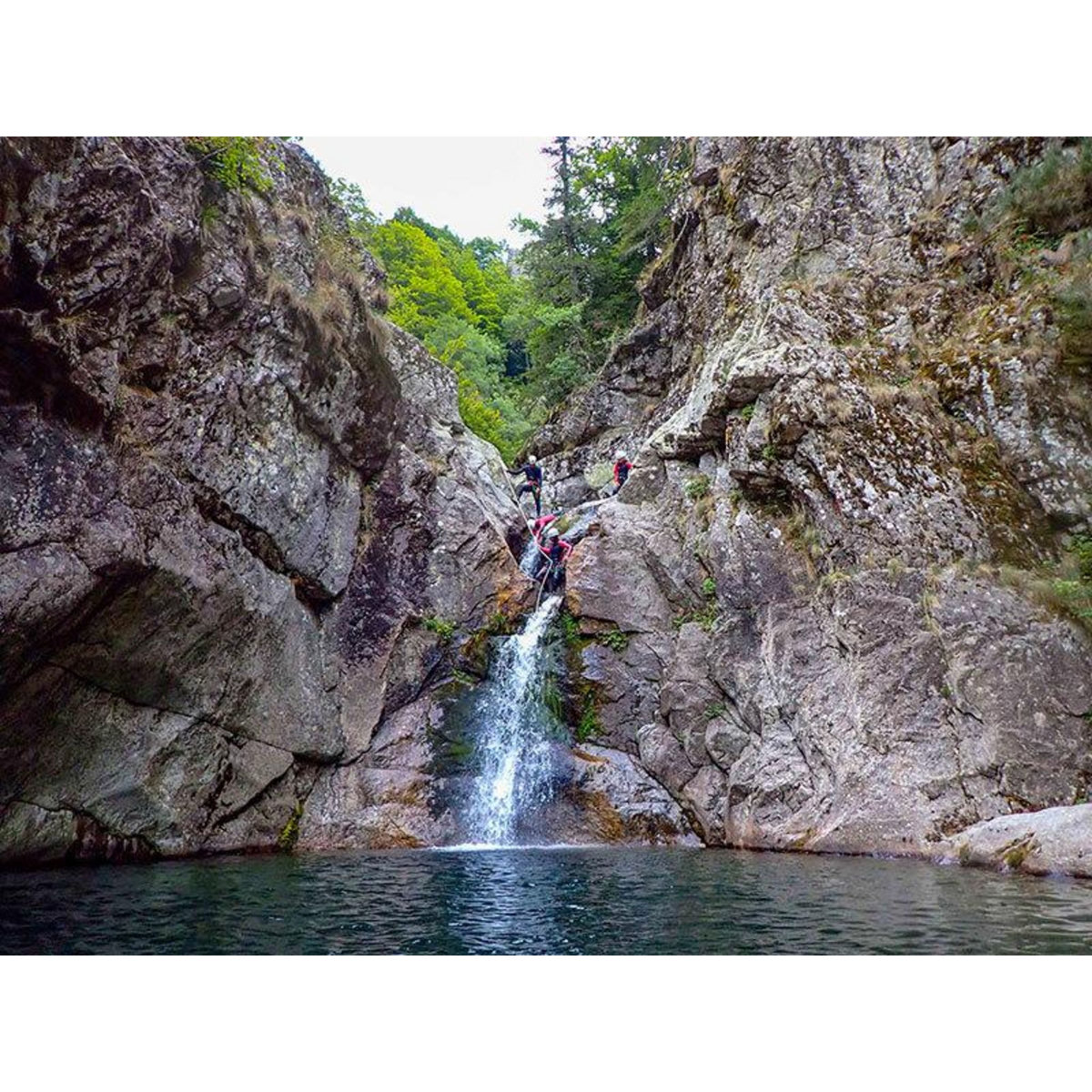 Smartbox Demi-journée de canyoning dans le Parc naturel des Monts d'Ardèche pour 1 adulte et 1 enfant - Coffret Cadeau Sport & Aventure