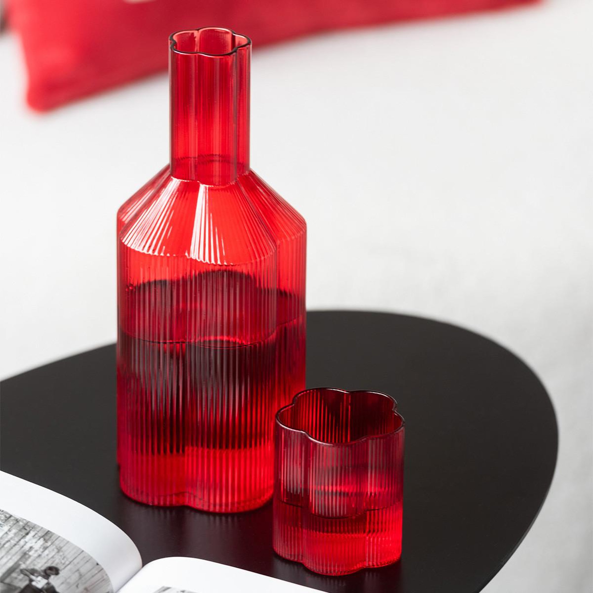 Voir la diapositive 4 : J-LINE Carafe en verre  fiole  27cm rouge