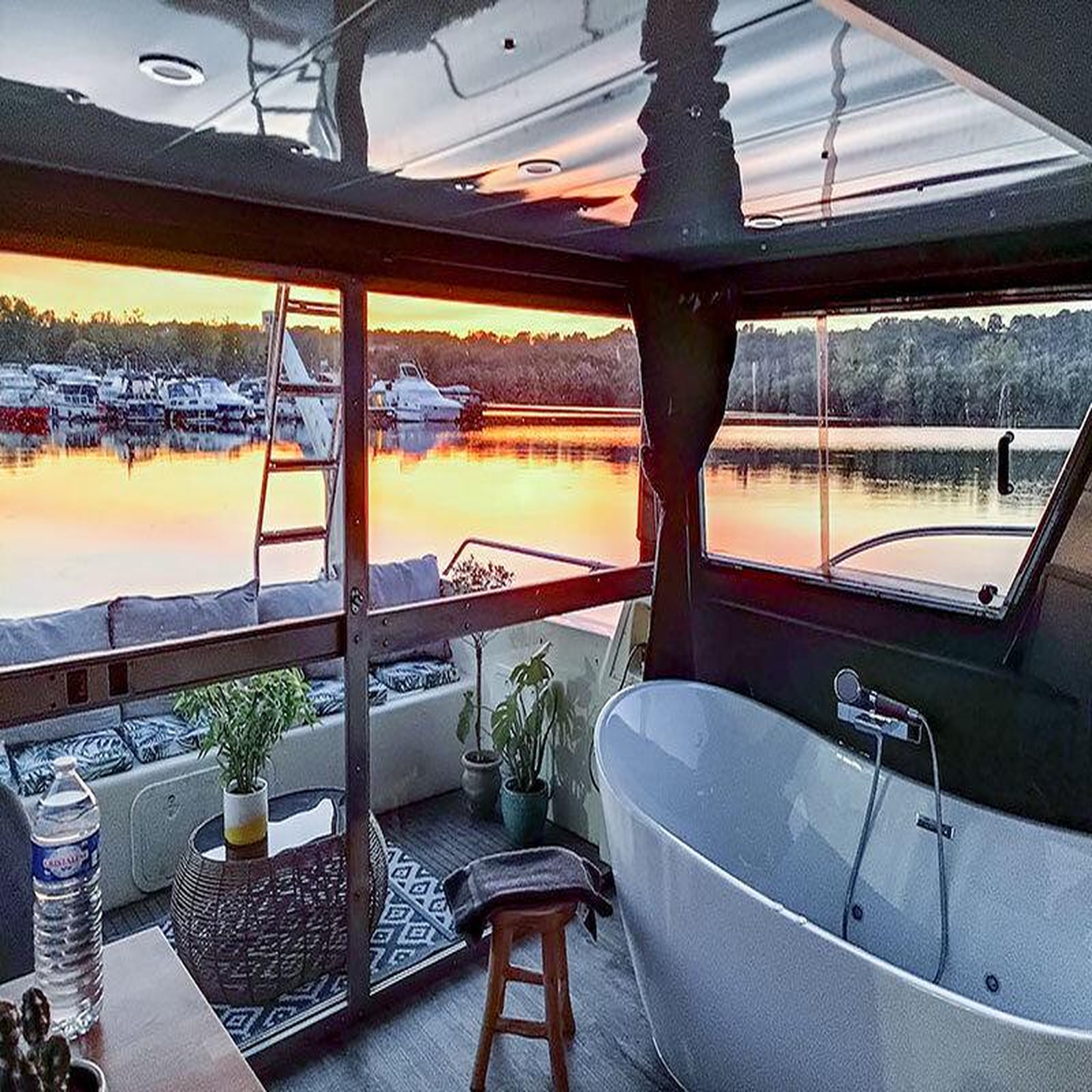 Voir la diapositive 2 : Smartbox Séjour insolite de 2 jours en maison flottante avec bain bouillonnant près de paris - coffret cadeau séjour