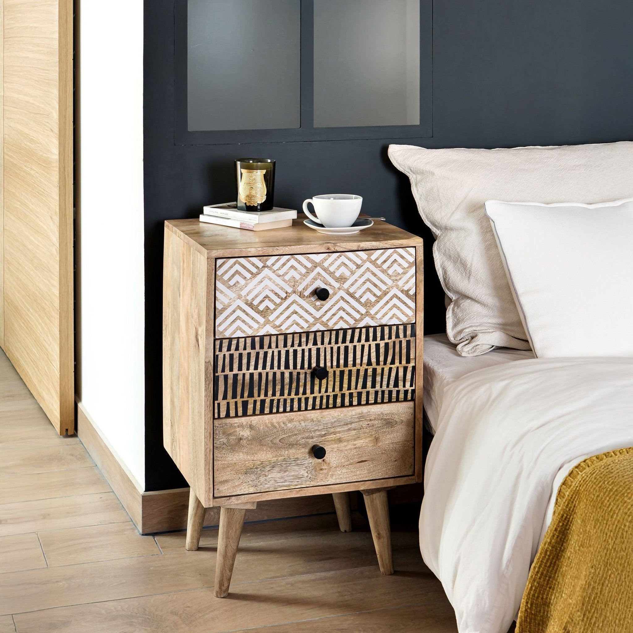 Voir la diapositive 2 : MAISON PAVANE Table de chevet en bois, 3 tiroirs à motifs-tali
