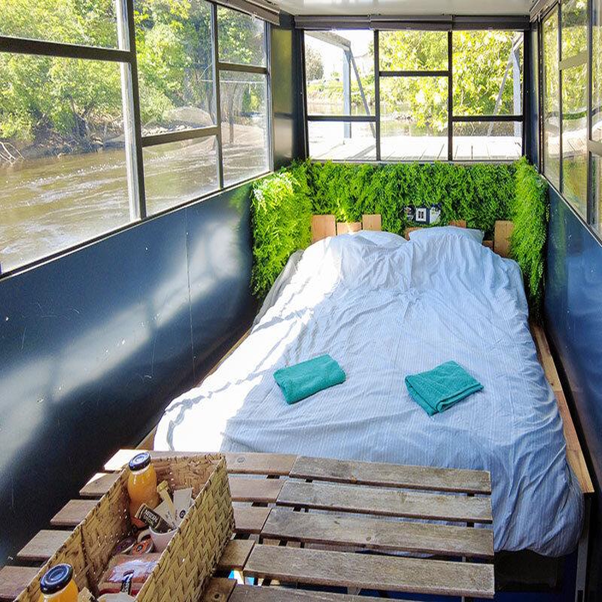 Voir la diapositive 2 : Smartbox 4 jours insolites à bord d'une péniche solaire en famille près de saint-nazaire - coffret cadeau séjour