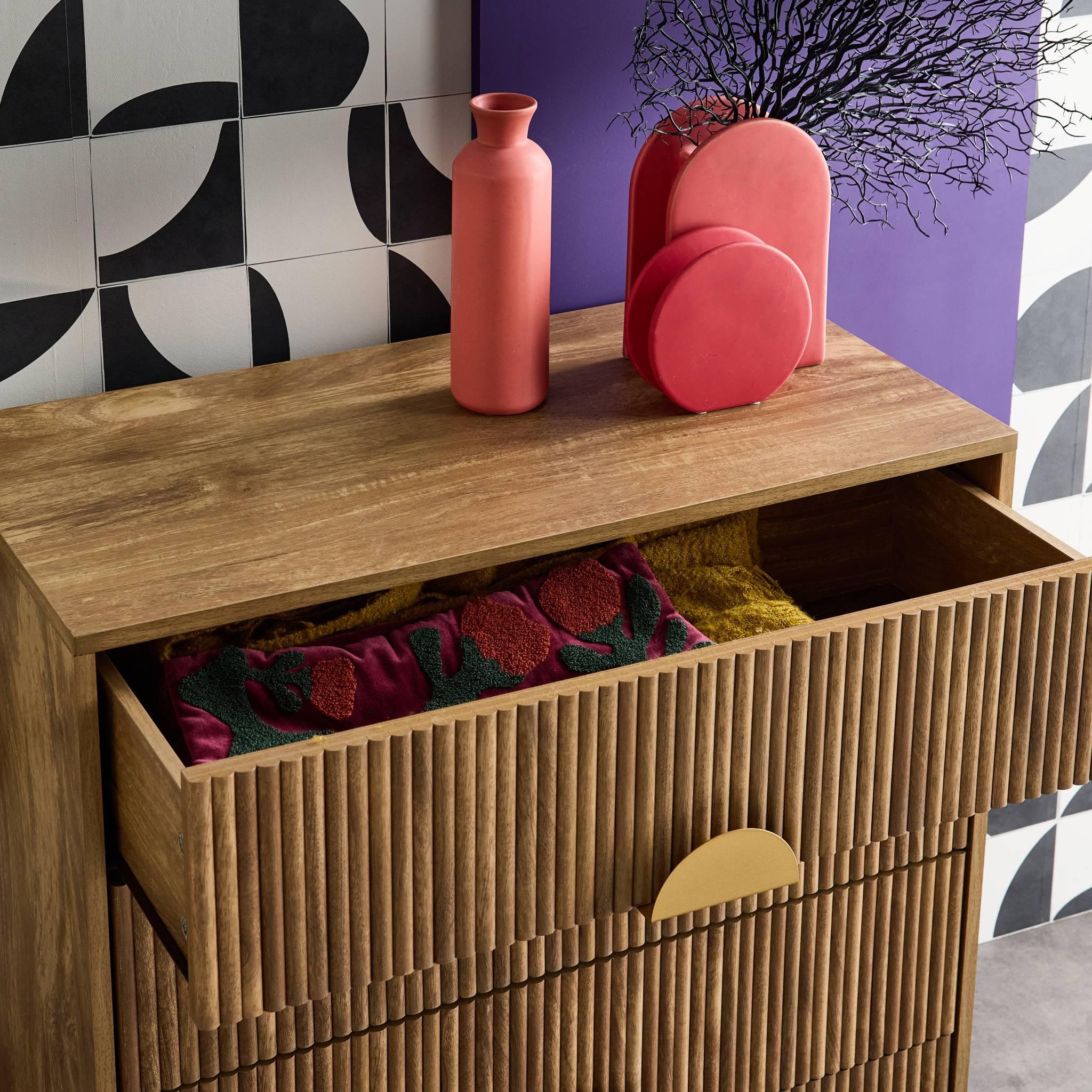 Voir la diapositive 3 : SWEEEK Commode 4 tiroirs décor bois de manguier rainuré. poignées en métal doré. L80 x P40 x H85cm