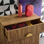 Voir la diapositive 3 : SWEEEK Commode 4 tiroirs décor bois de manguier rainuré. poignées en métal doré. L80 x P40 x H85cm