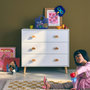 Voir la diapositive 4 : SWEEEK Commode enfant. décor bois. blanc. 3 tiroirs. pieds et poignées nuage en pin