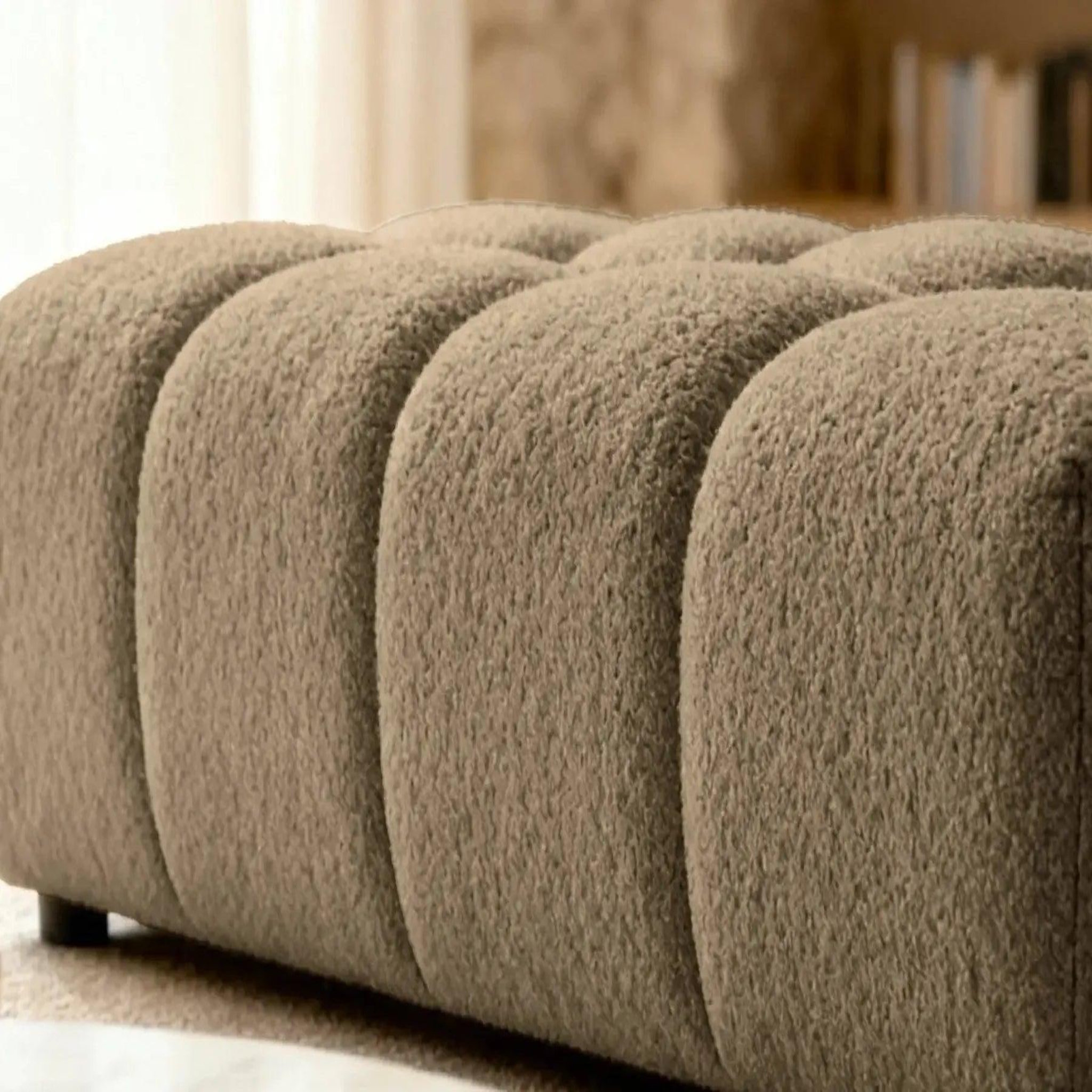 Voir la diapositive 5 : CASANOVA PARIS Alexia - pouf tissu bouclette