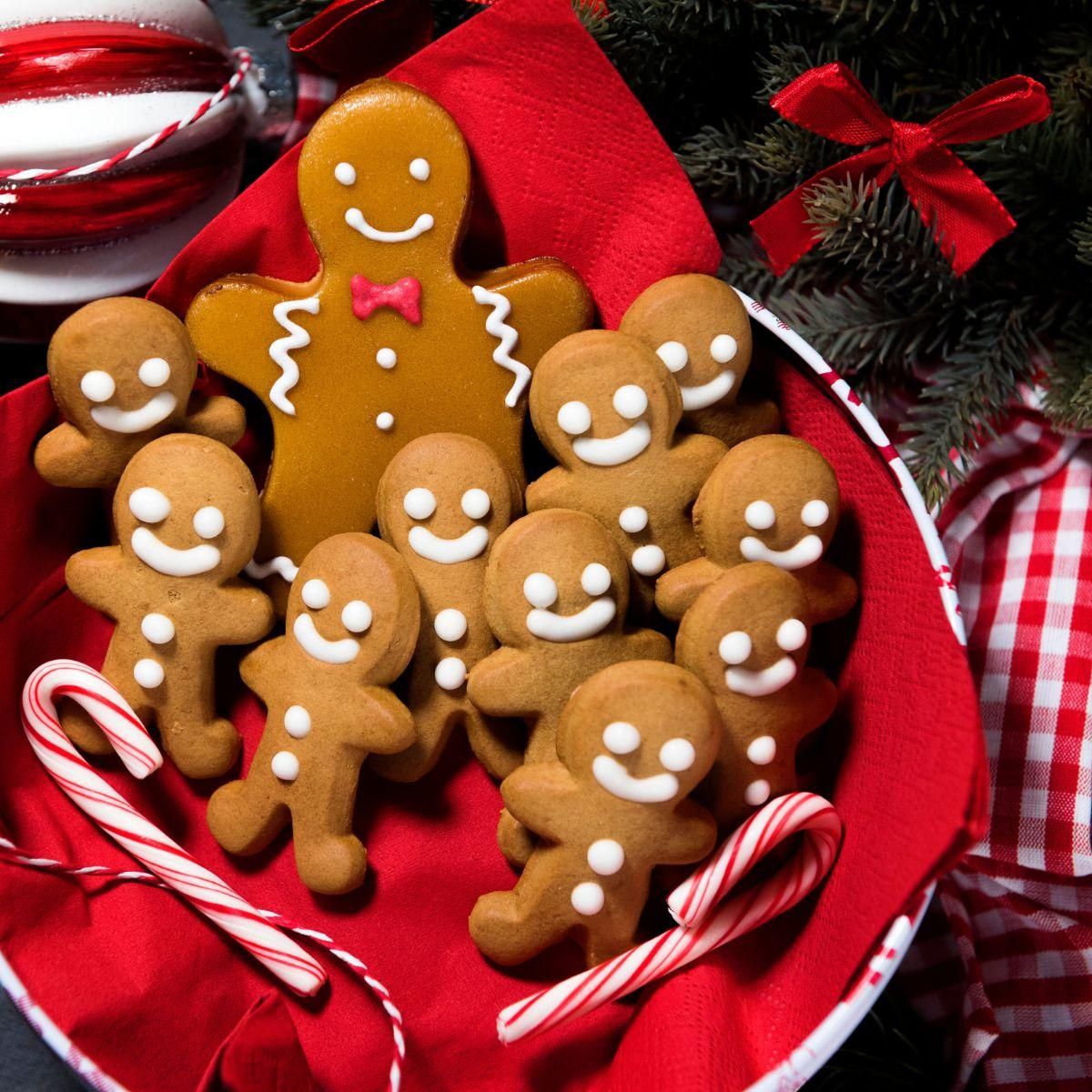 ZENKER Plaque de four extensible de 36,5 à 52 x 33 cm et 7 emporte-pièces de Noël en inox Zenker Noël