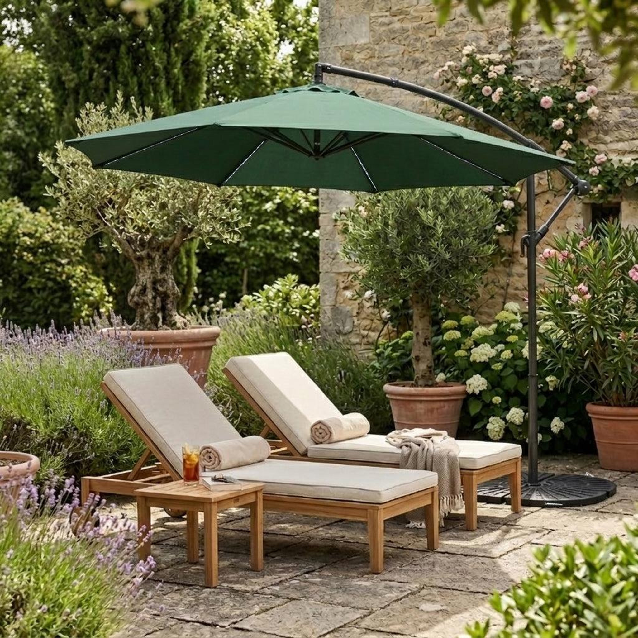 Voir la diapositive 4 : Monster Parasol Banane à Mât Déporté à LED 3 m & 4 Pieds en Éventail