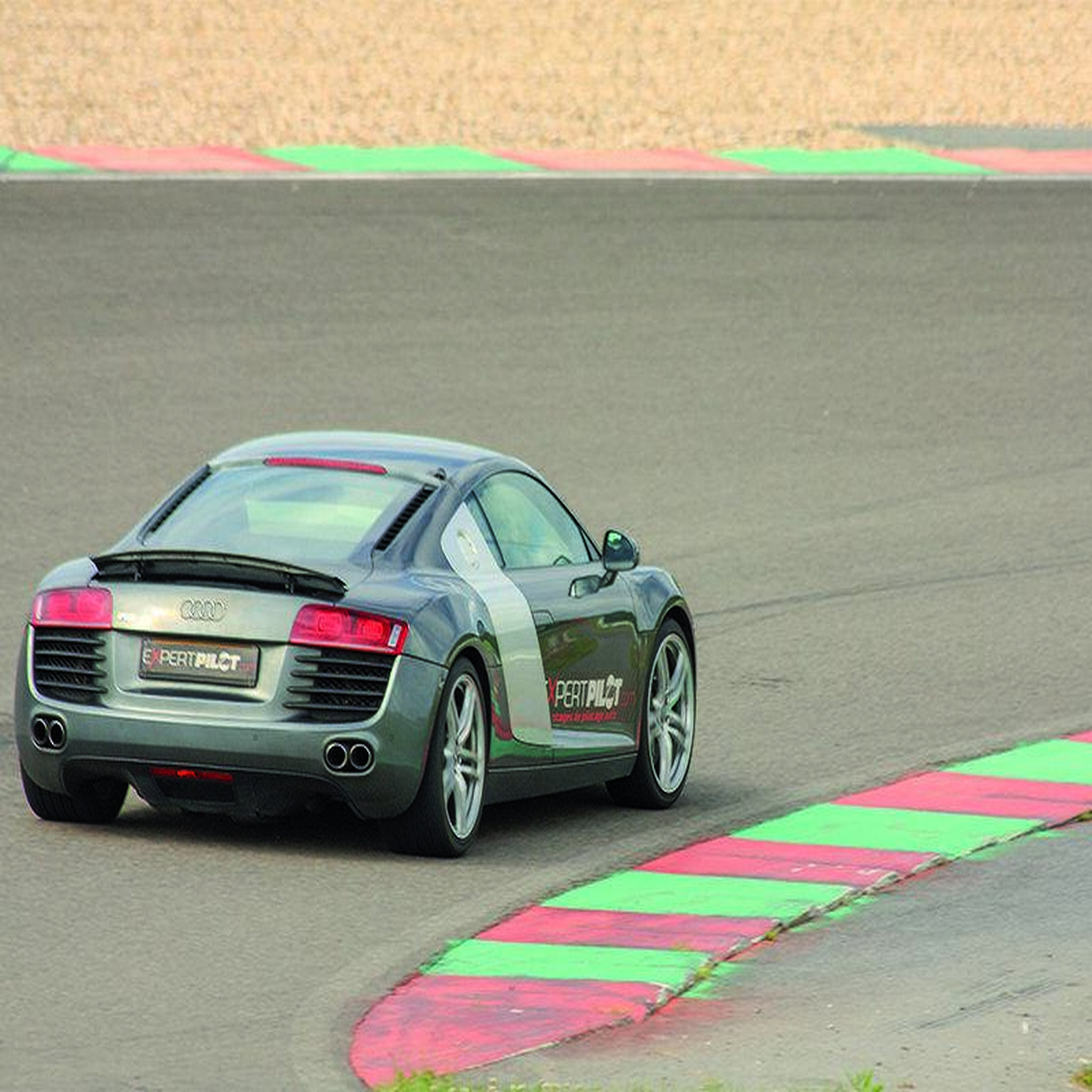 Voir la diapositive 2 : Smartbox Session de pilotage 8 tours en Audi R8 et Ferrari 488 GTB sur le circuit Geoparc - Coffret Cadeau Sport & Aventure
