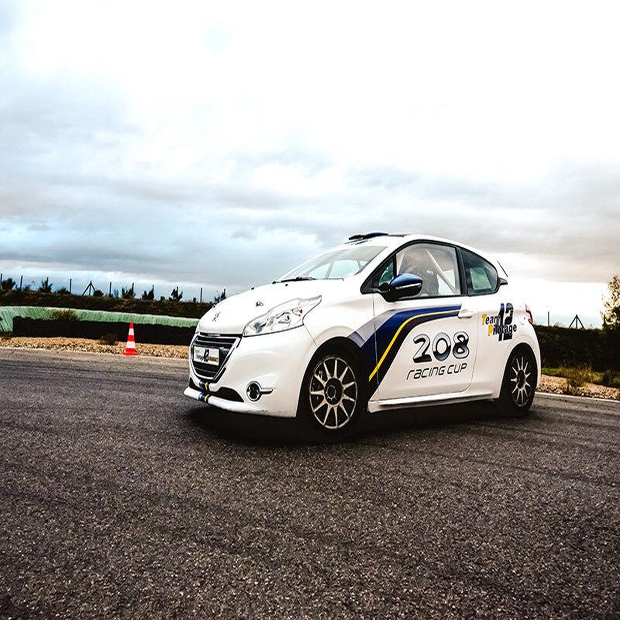 Voir la diapositive 3 : Smartbox Session de pilotage pour enfant en Peugeot 208 Racing Cup près de Saint-Étienne - Coffret Cadeau Sport & Aventure