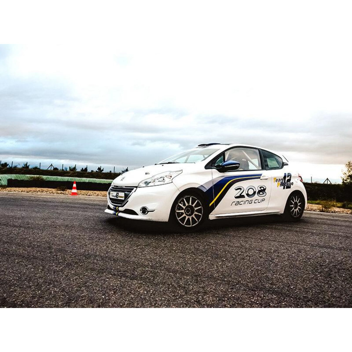 Smartbox Session de pilotage pour enfant en Peugeot 208 Racing Cup près de Saint-Étienne - Coffret Cadeau Sport & Aventure