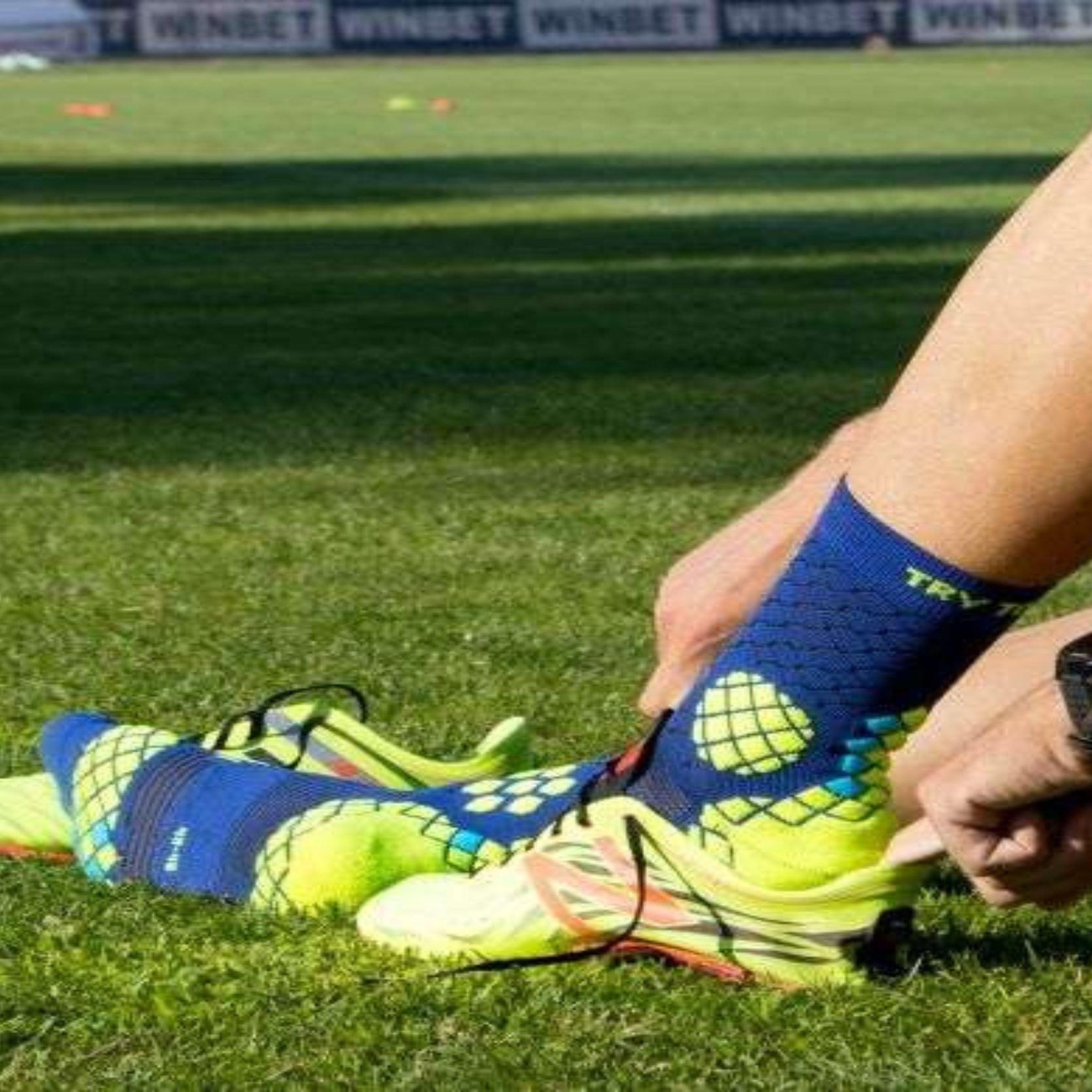 Voir la diapositive 2 : TRY TO FLY Chaussettes compression bleu & jaune