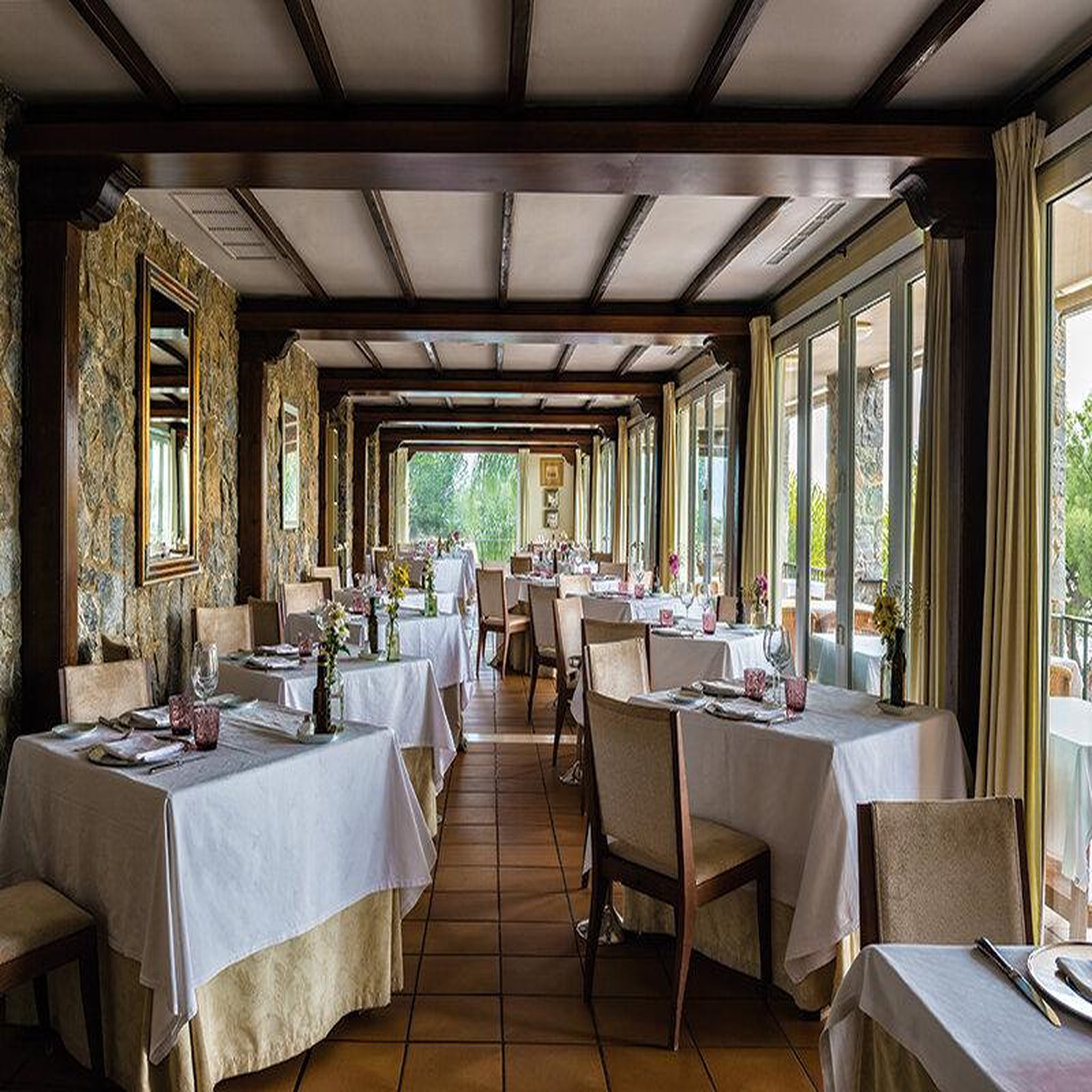 Voir la diapositive 4 : Smartbox Un goût d'histoire en espagne : 1 nuit et 1 déjeuner ou 1 dîner dans une demeure historique - coffret cadeau séjour