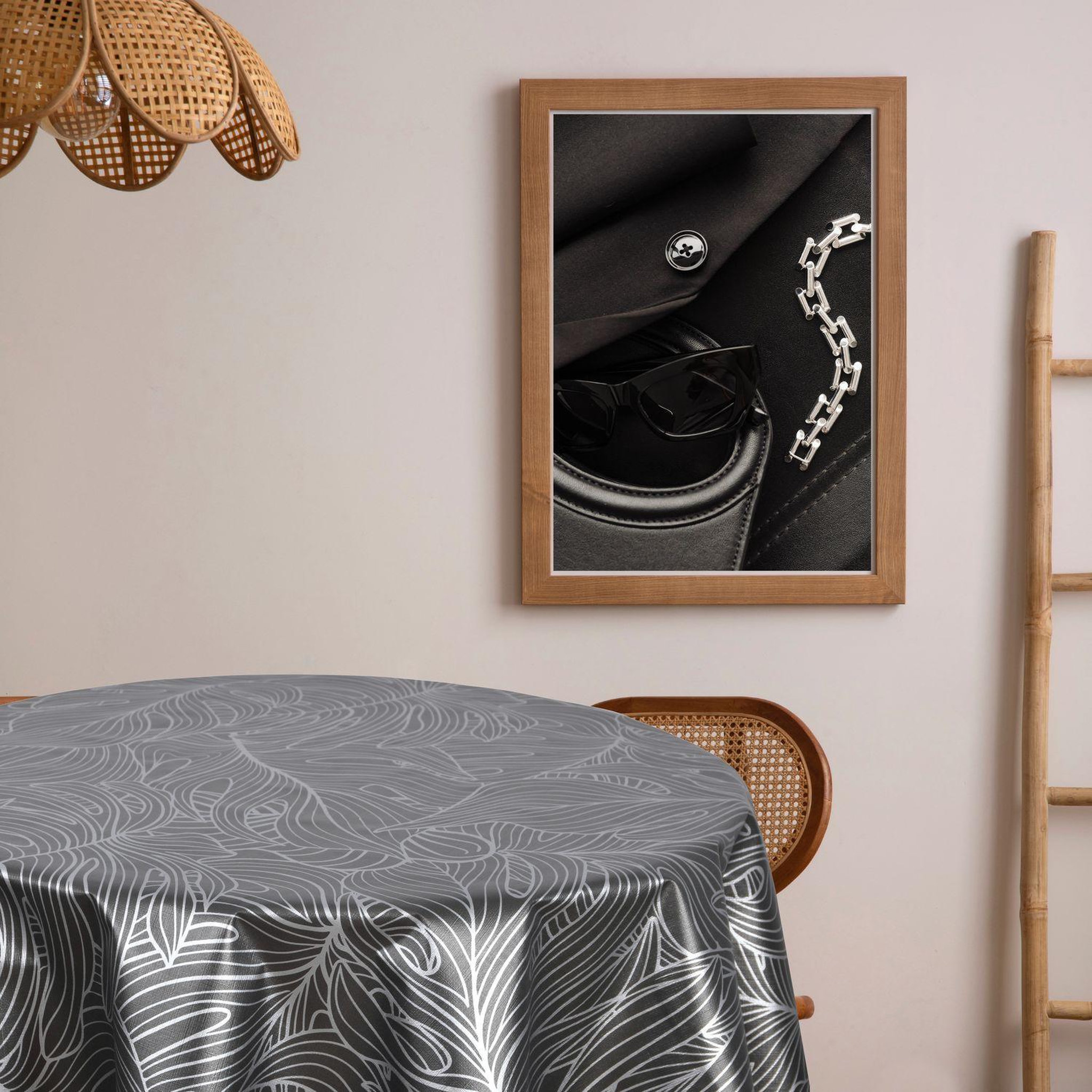 Voir la diapositive 2 : HABITABLE Nappe ronde en toile cirée nacrée NERV - Diam. 150 cm - Noir