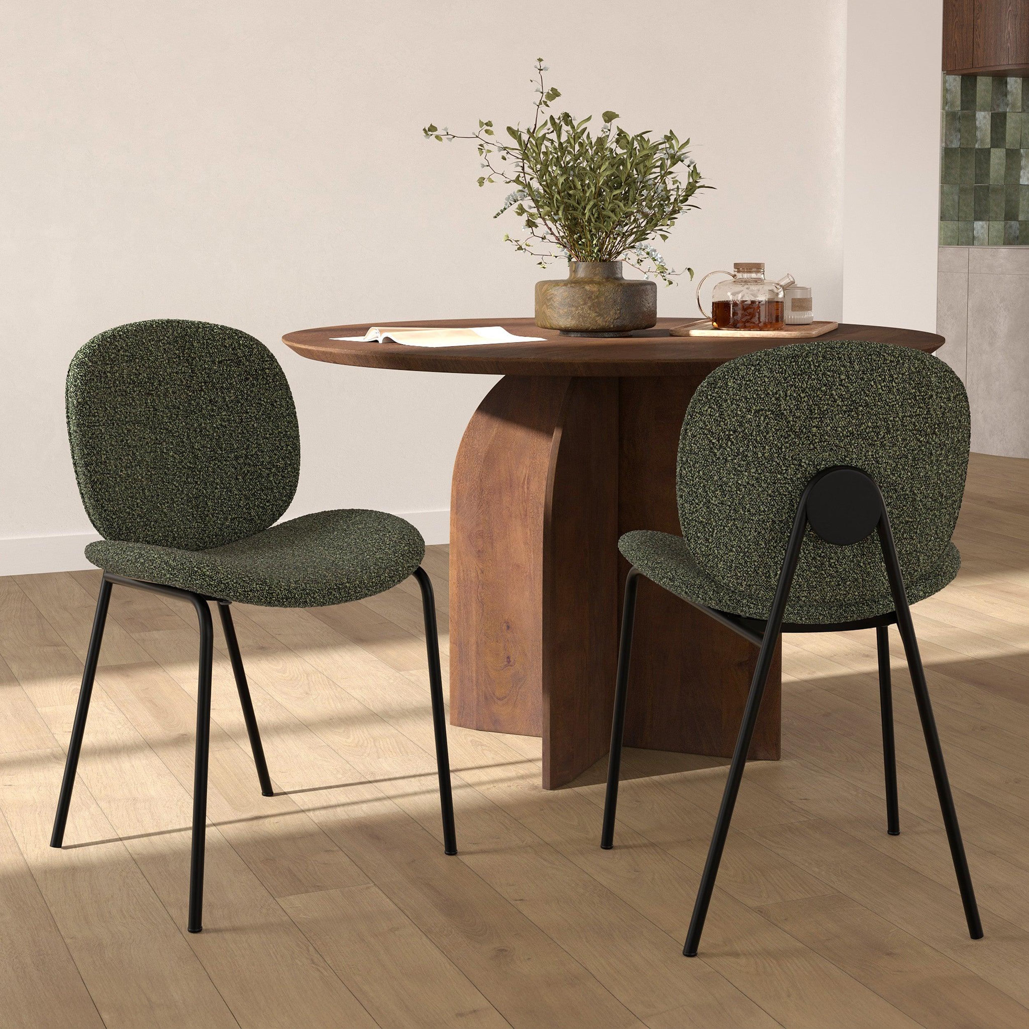 Voir la diapositive 2 : MAISON PAVANE Lot de 2 chaises en tissu bouclé vert et pieds en métal noir-iris