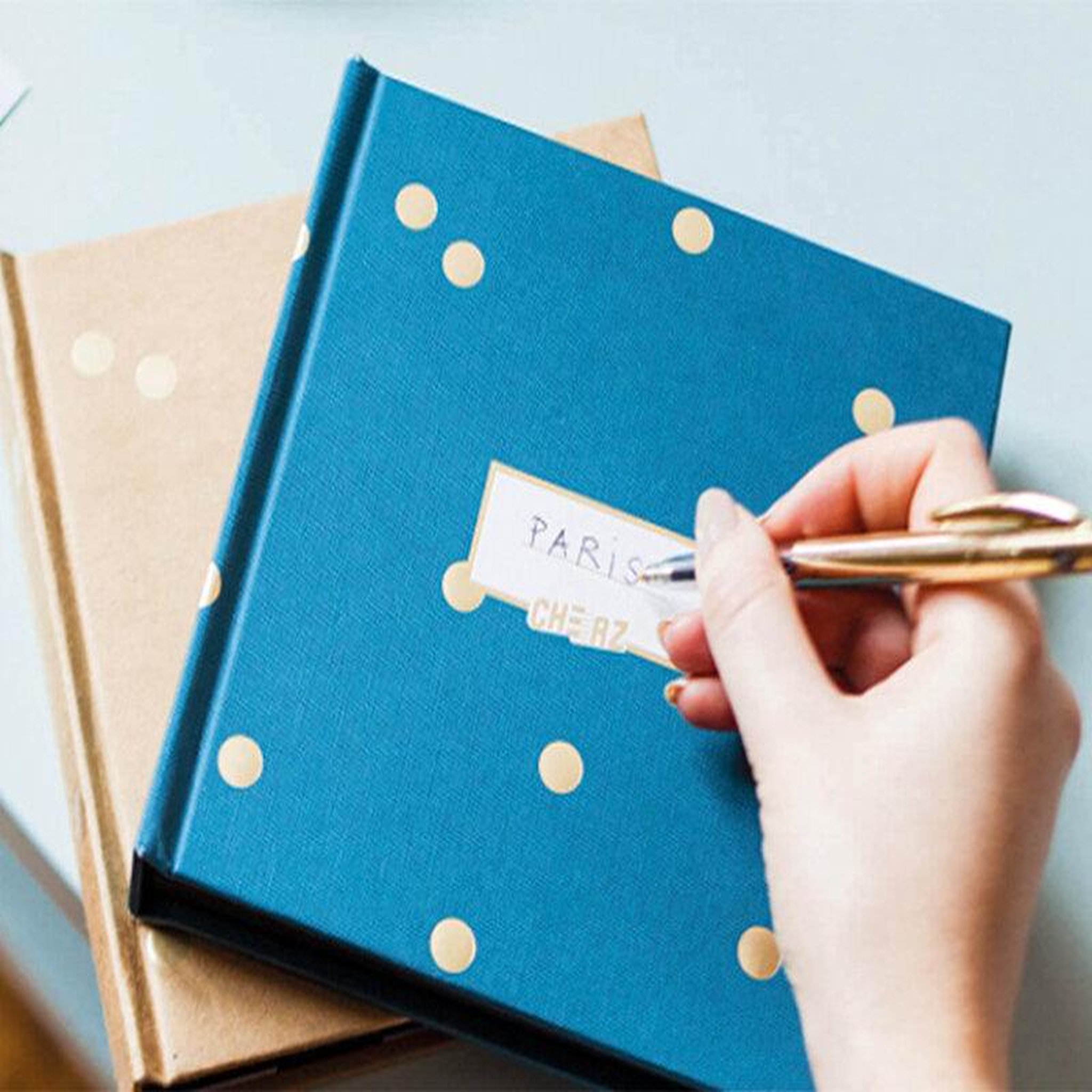 Voir la diapositive 3 : Smartbox Album photo cheerz scrapbooking diy avec 20 photos au format rétro - coffret cadeau sport & aventure