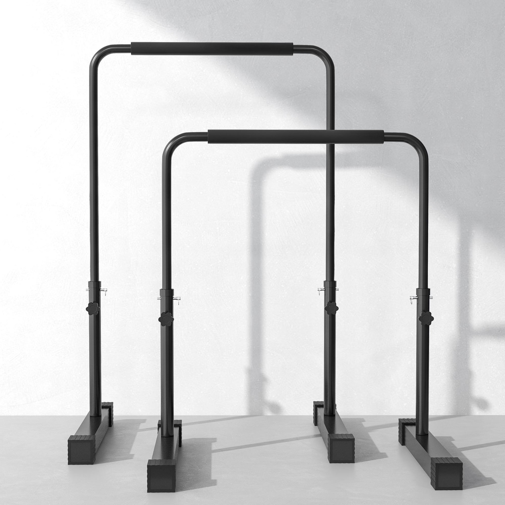 Voir la diapositive 5 : HOMCOM Station à dips - barres parallèles à dips - hauteur réglable h.80-100 cm - poignées antidérapantes - acier noir