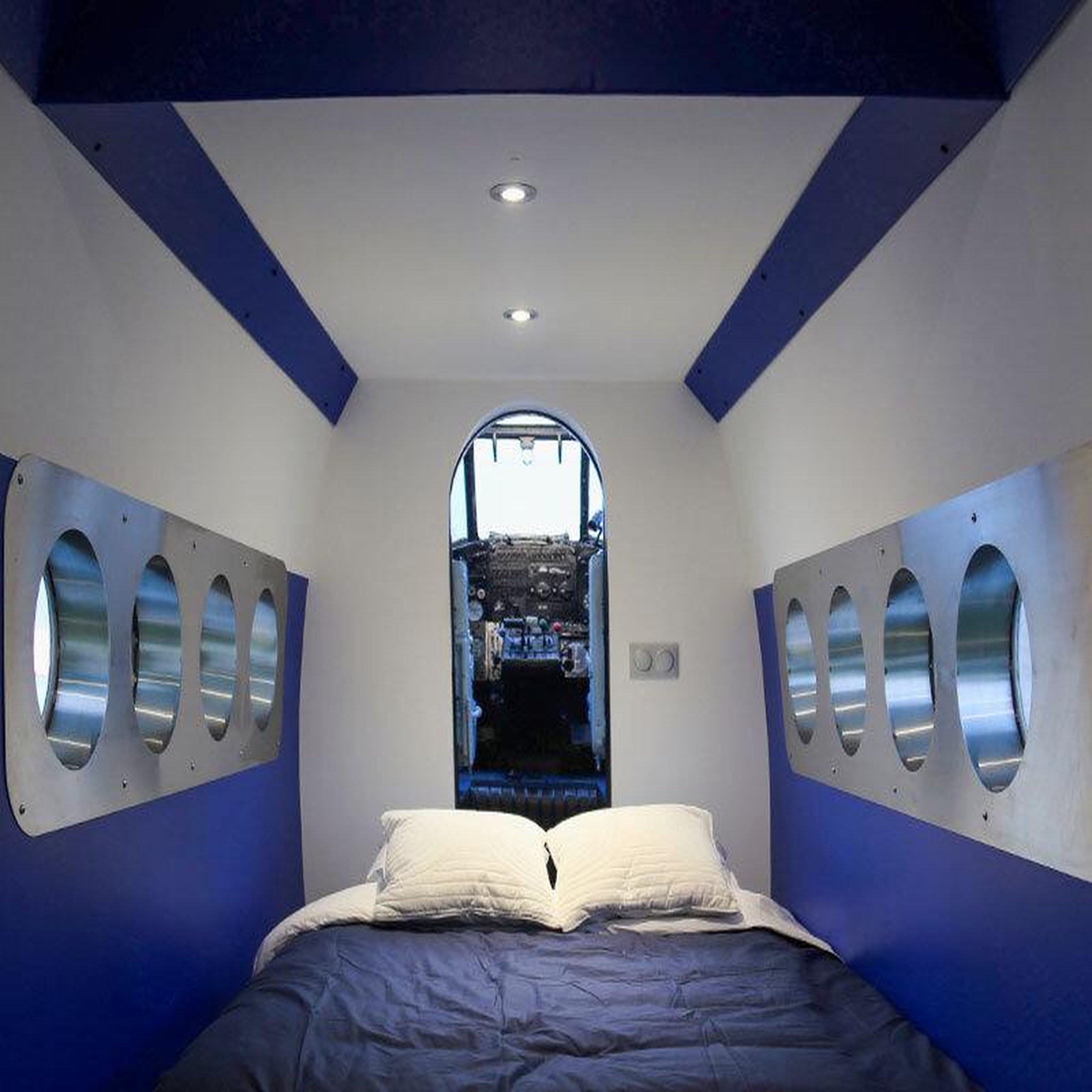 Voir la diapositive 2 : Smartbox Séjour insolite : 1 nuit dans un avion antonov dans les vosges - coffret cadeau séjour