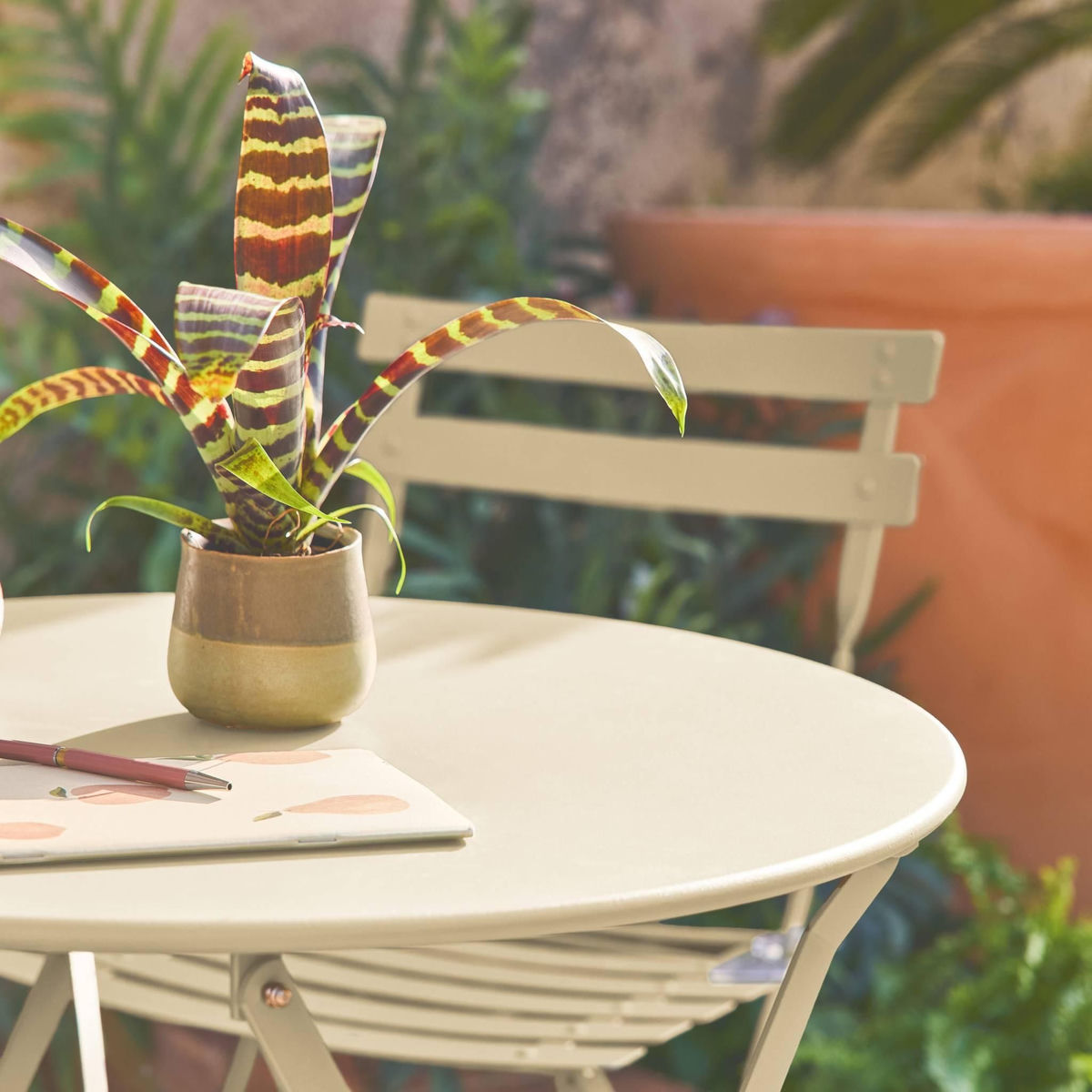 SWEEEK Table de jardin bistrot pliante métal + 2 assises beige Ø60 x 70cm. acier thermolaqué