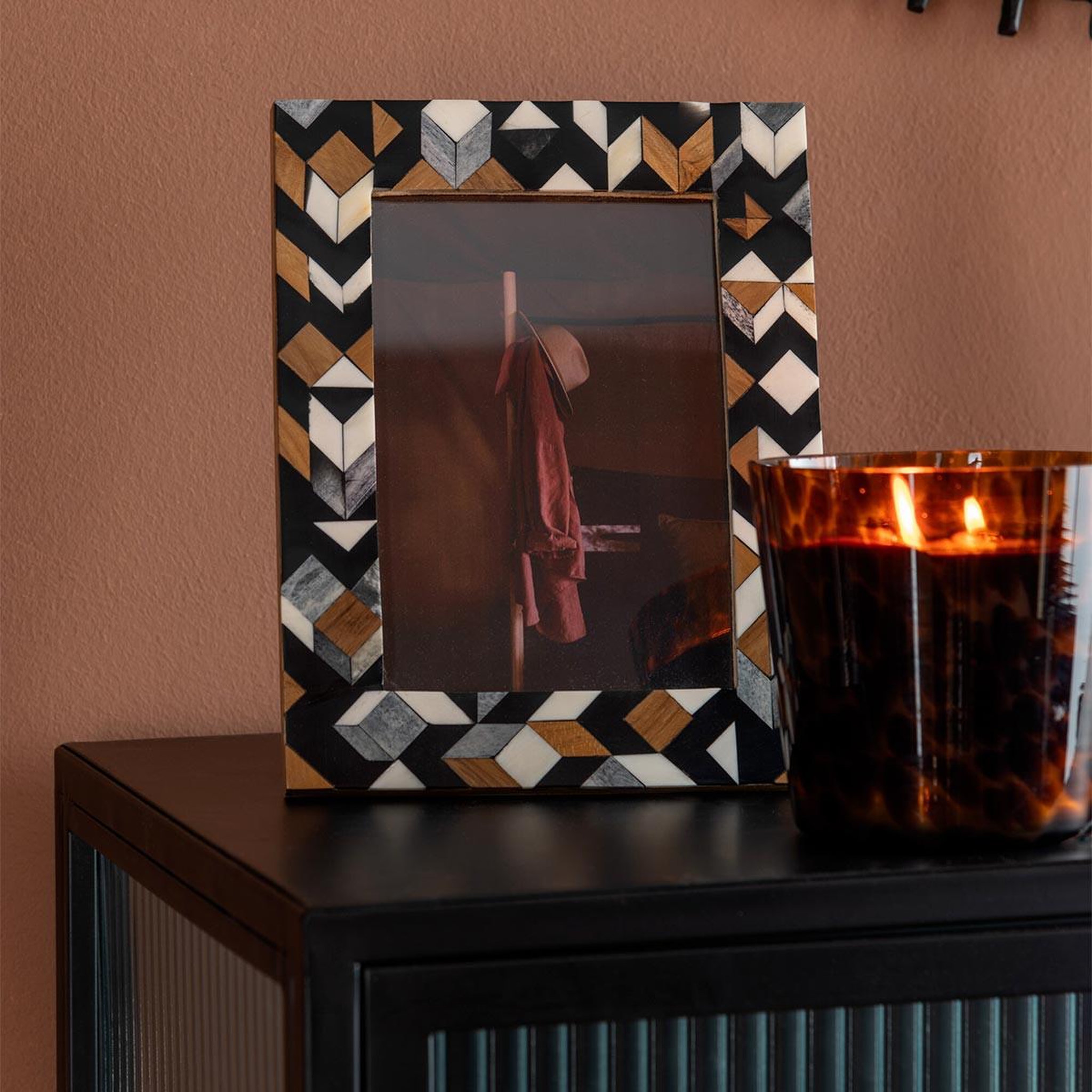 Voir la diapositive 4 : J-LINE Bougie parfumée  noa  12cm bois de santal marron