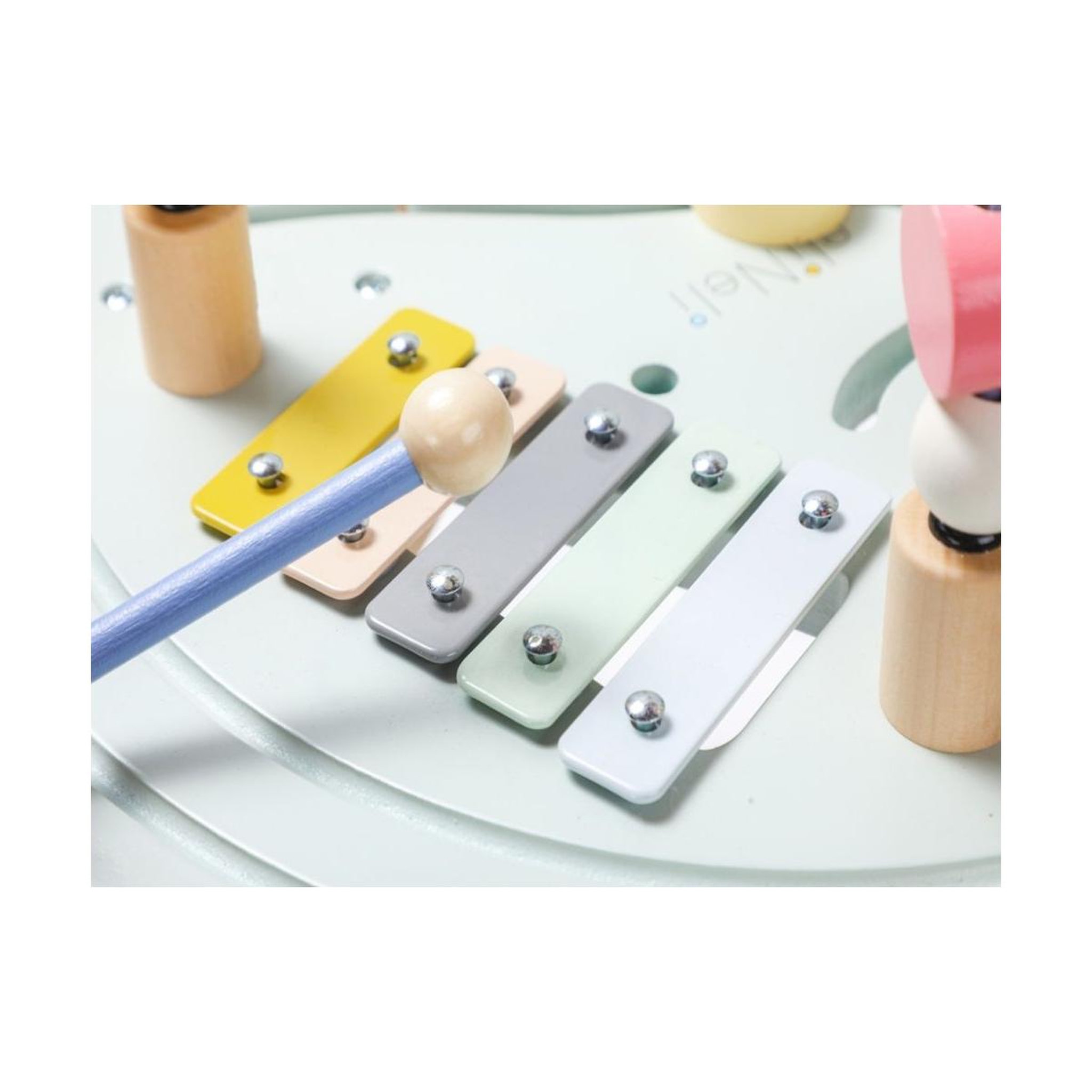 Voir la diapositive 3 : ELINELI Table de motricité avec train et activités