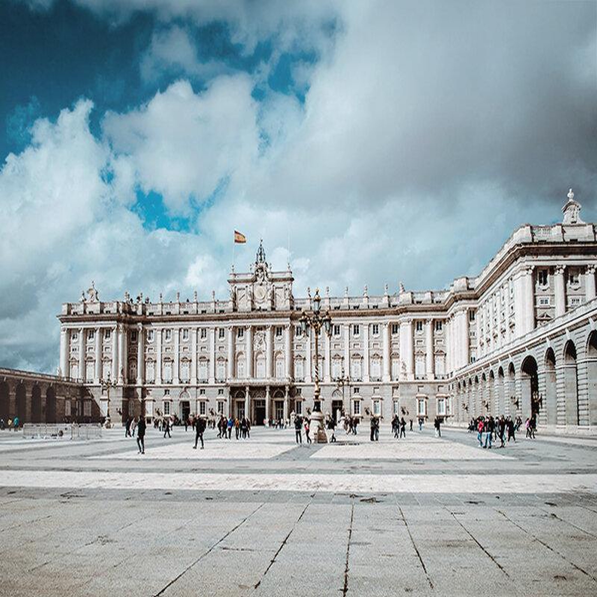 Voir la diapositive 3 : Smartbox City trip à madrid : 5 jours en hôtel avec visites des lieux incontournables en haute saison - coffret cadeau séjour