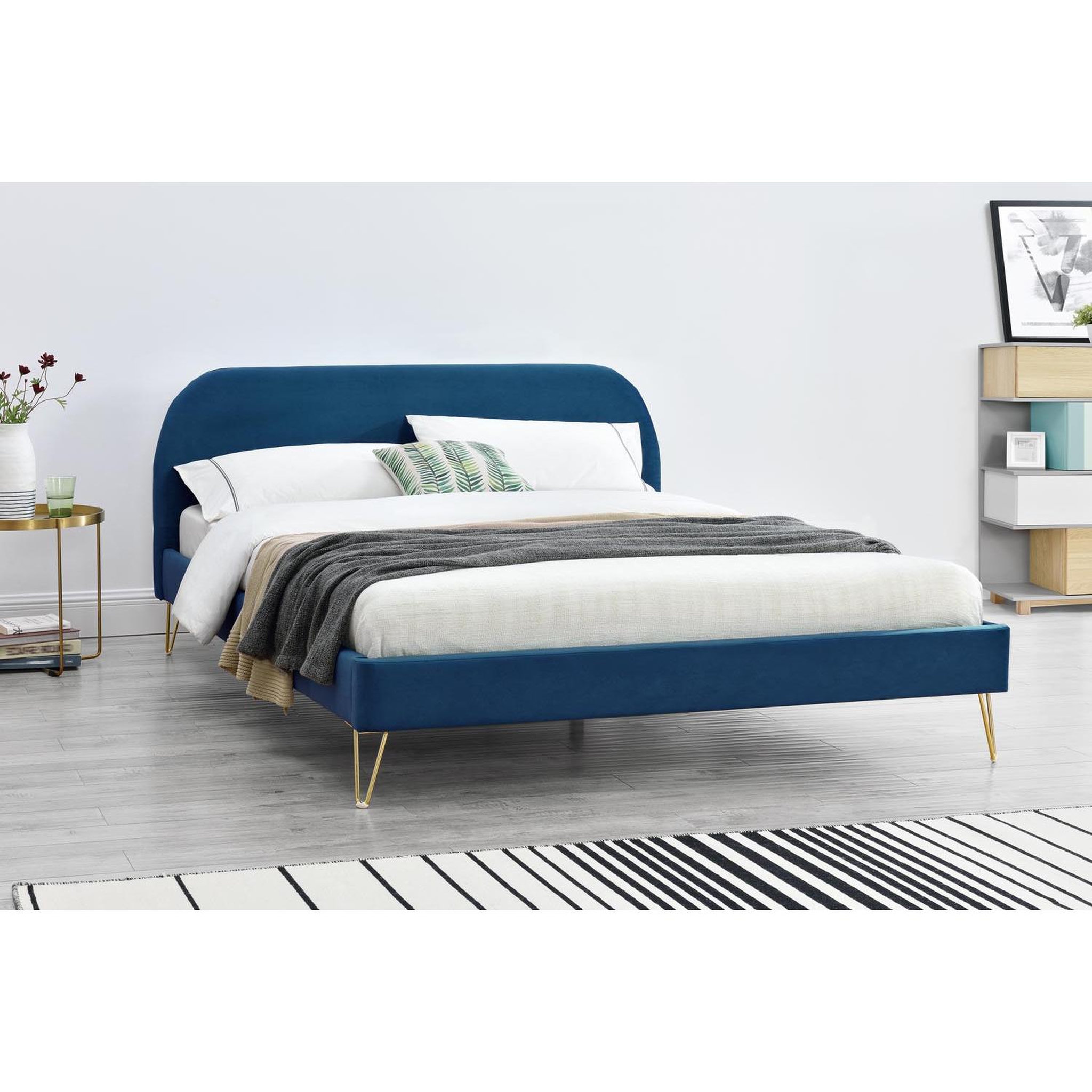 Voir la diapositive 5 : CONCEPT USINE Lit 140 x 190 cm en velours et laiton bleu PHOENIX