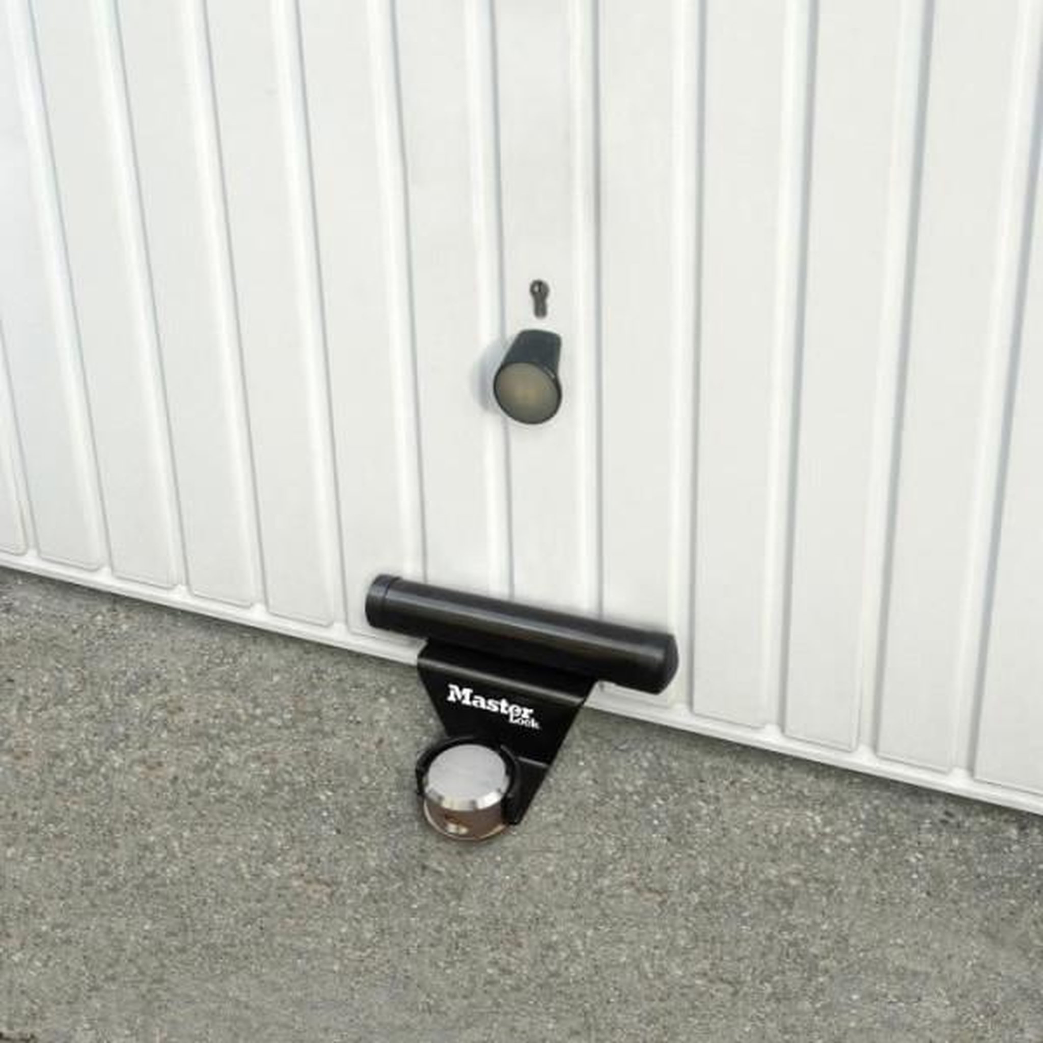 Voir la diapositive 2 : Master lock Antivol pour porte de garage basculante - master lock - barre de sécurité en acier - cylindre a 6 goupilles
